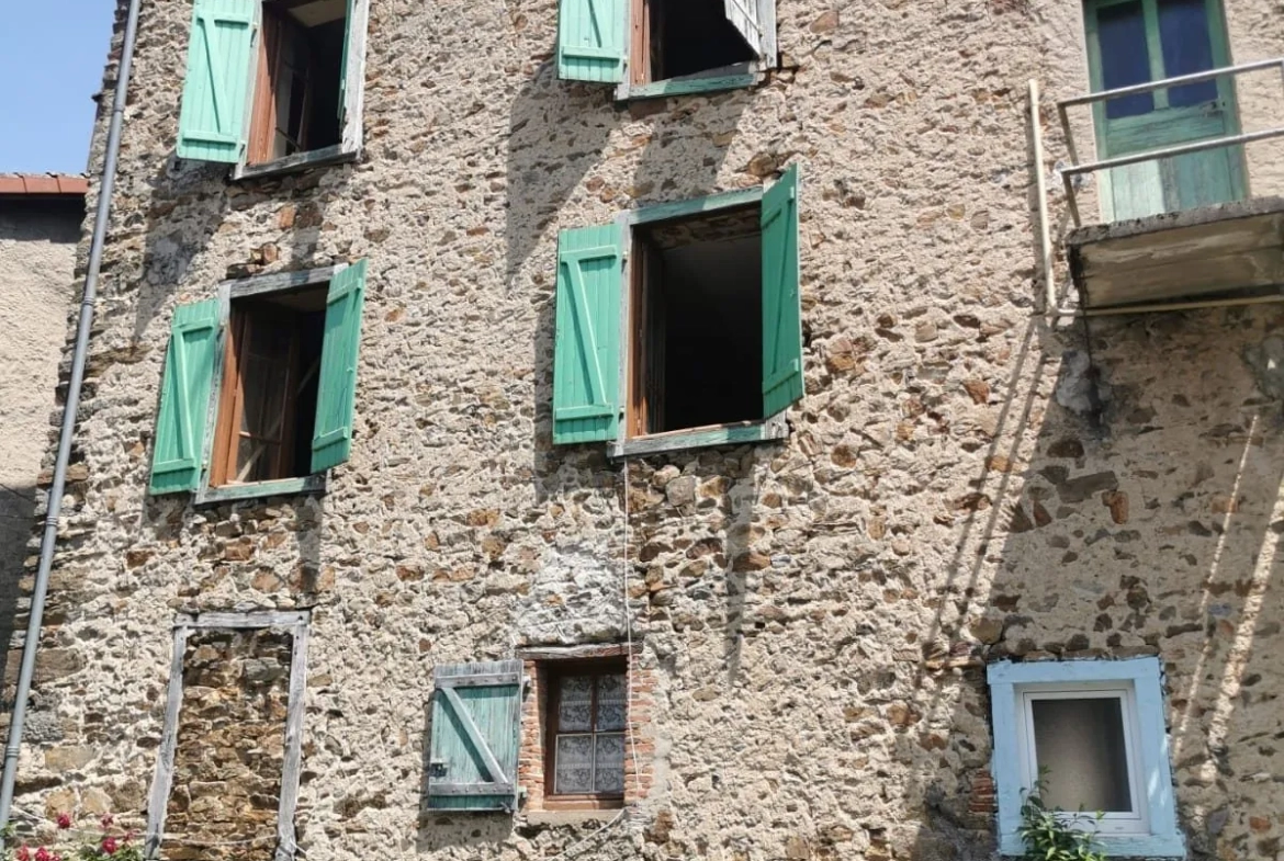 Maison de ville à Arlanc à rénover avec garage et potentiel d'aménagement 