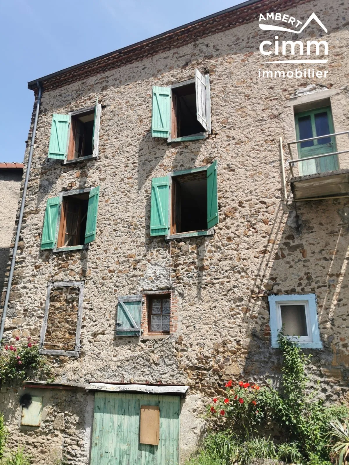 Maison de ville à Arlanc à rénover avec garage et potentiel d'aménagement 