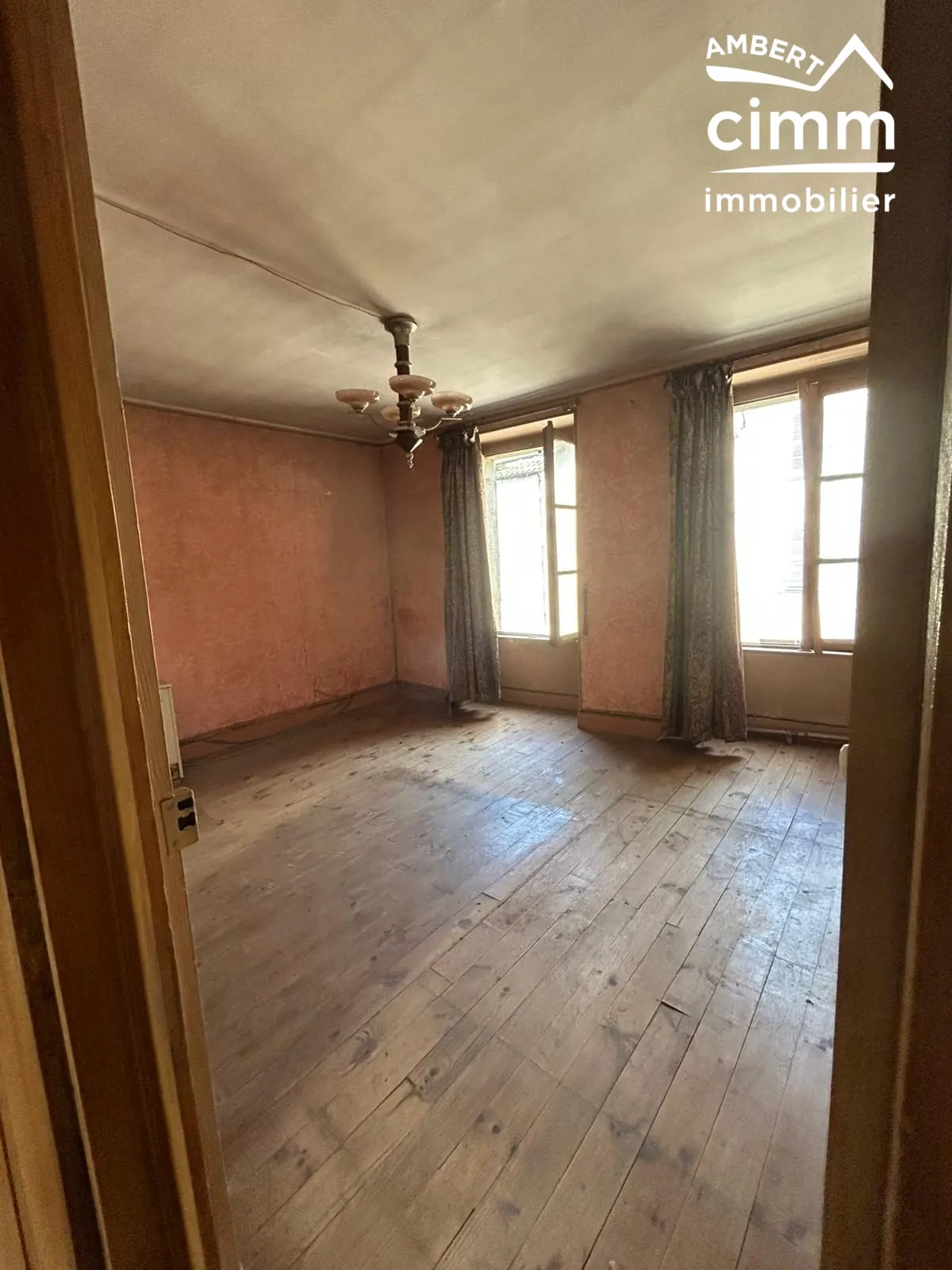 Maison de ville à Arlanc à rénover avec garage et potentiel d'aménagement 