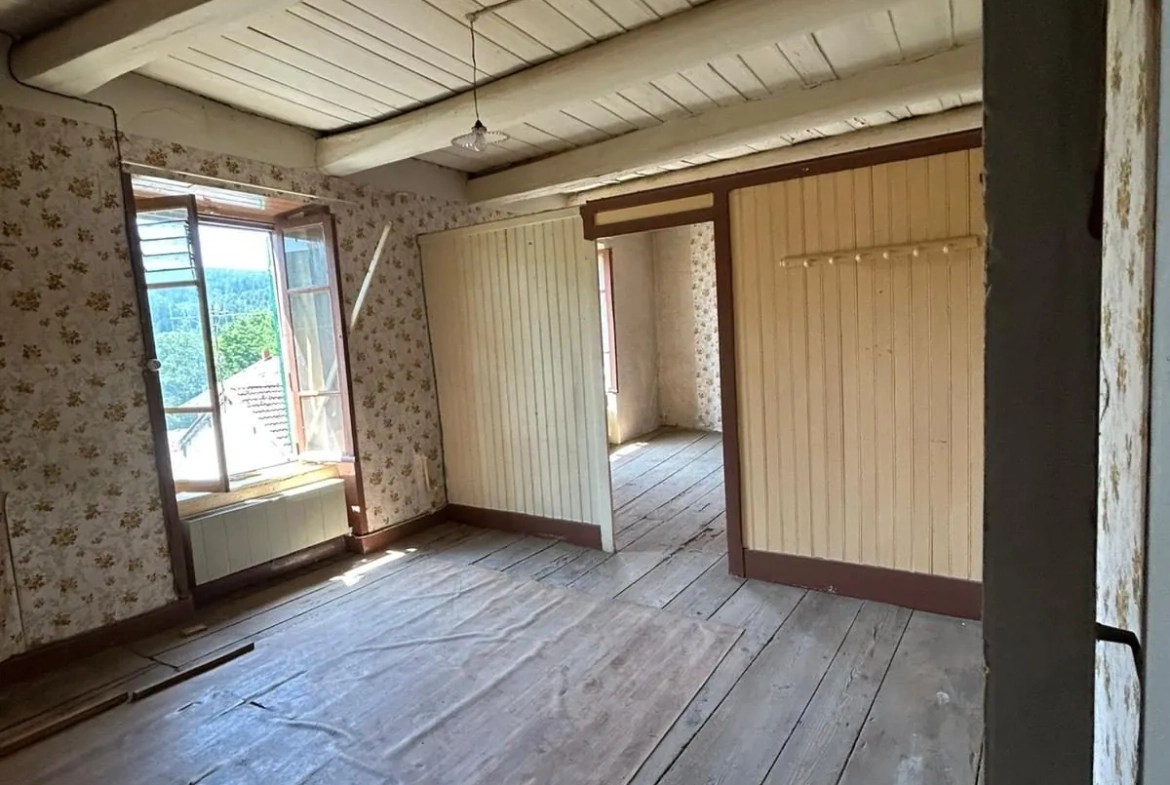 Maison de ville à Arlanc à rénover avec garage et potentiel d'aménagement 