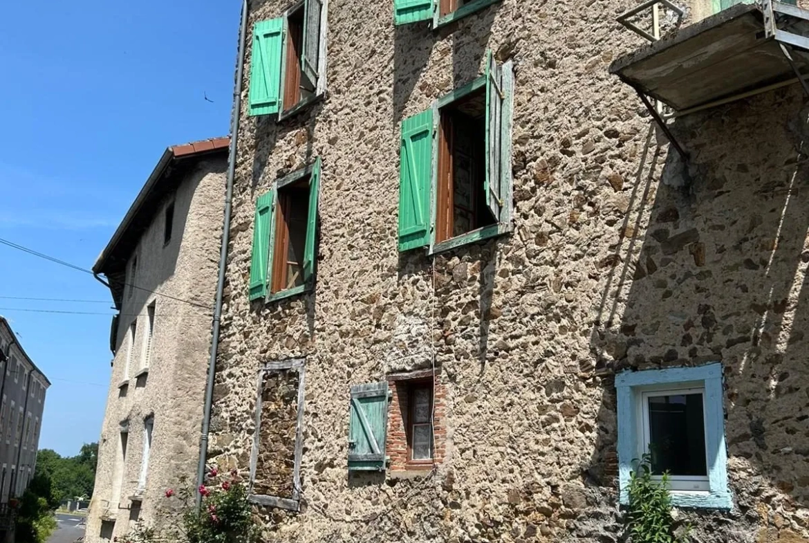 Maison de ville à Arlanc à rénover avec garage et potentiel d'aménagement 