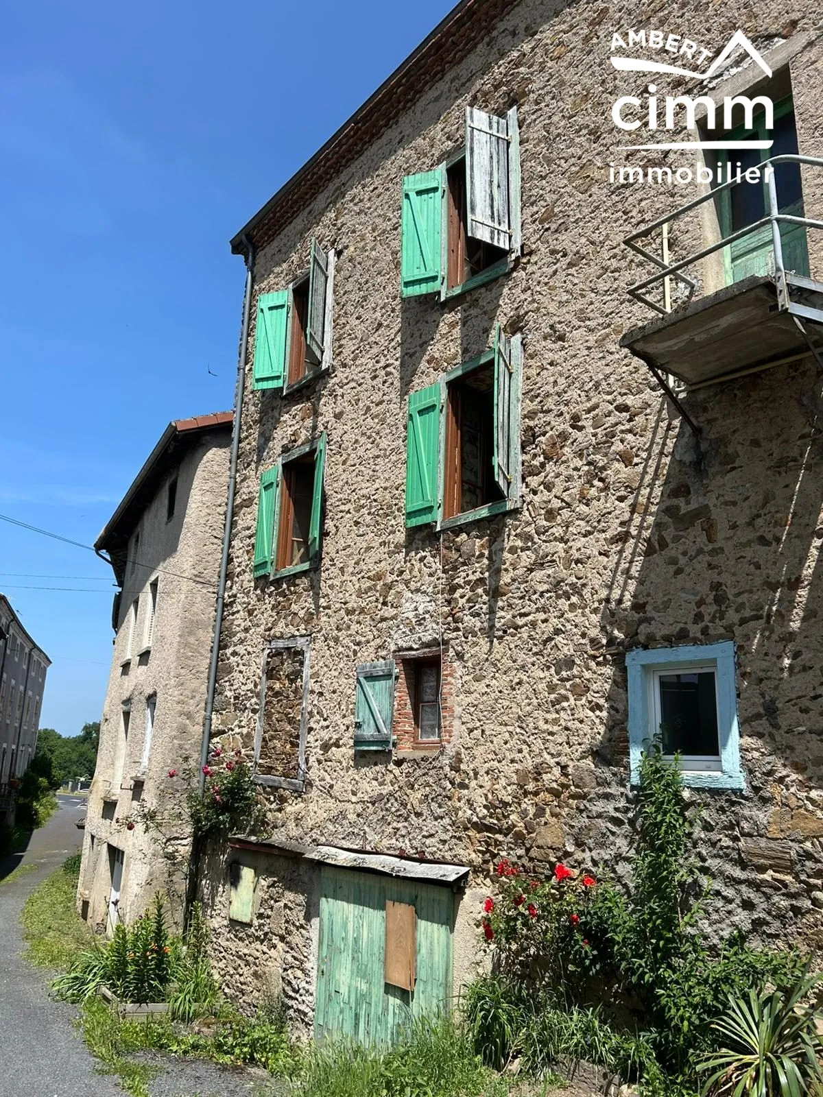 Maison de ville à Arlanc à rénover avec garage et potentiel d'aménagement 