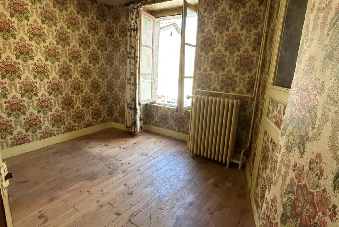 Maison de ville à Arlanc à rénover avec garage et potentiel d'aménagement 