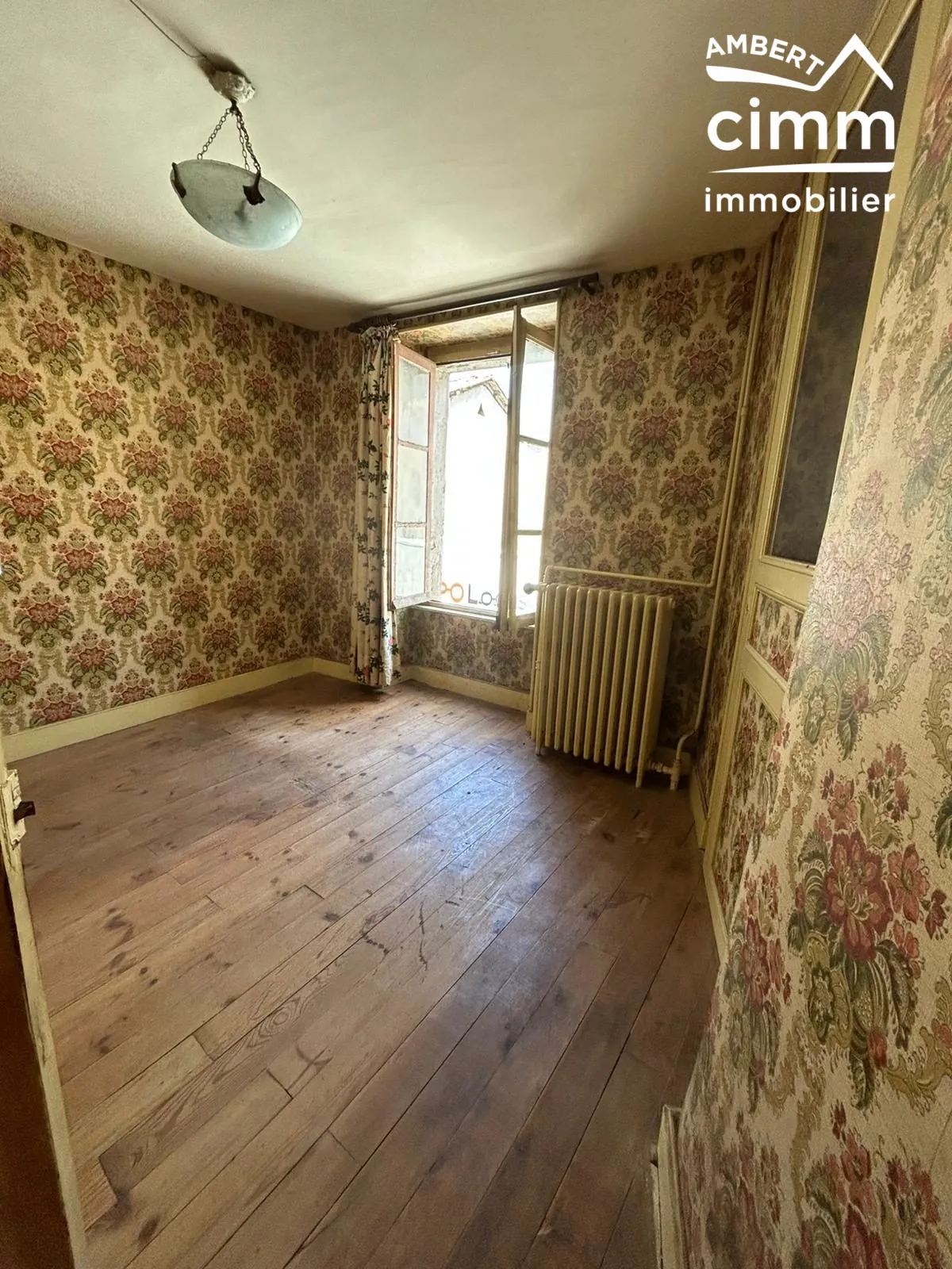 Maison de ville à Arlanc à rénover avec garage et potentiel d'aménagement 