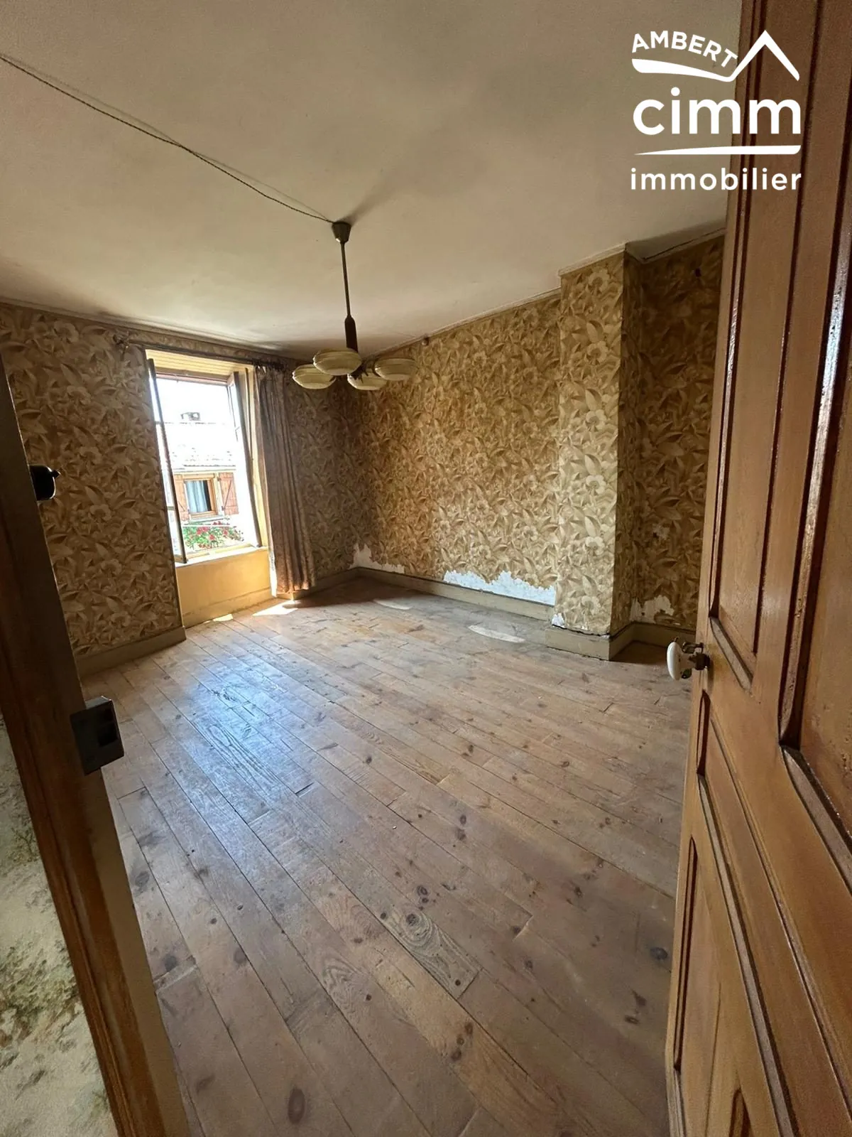 Maison de ville à Arlanc à rénover avec garage et potentiel d'aménagement 