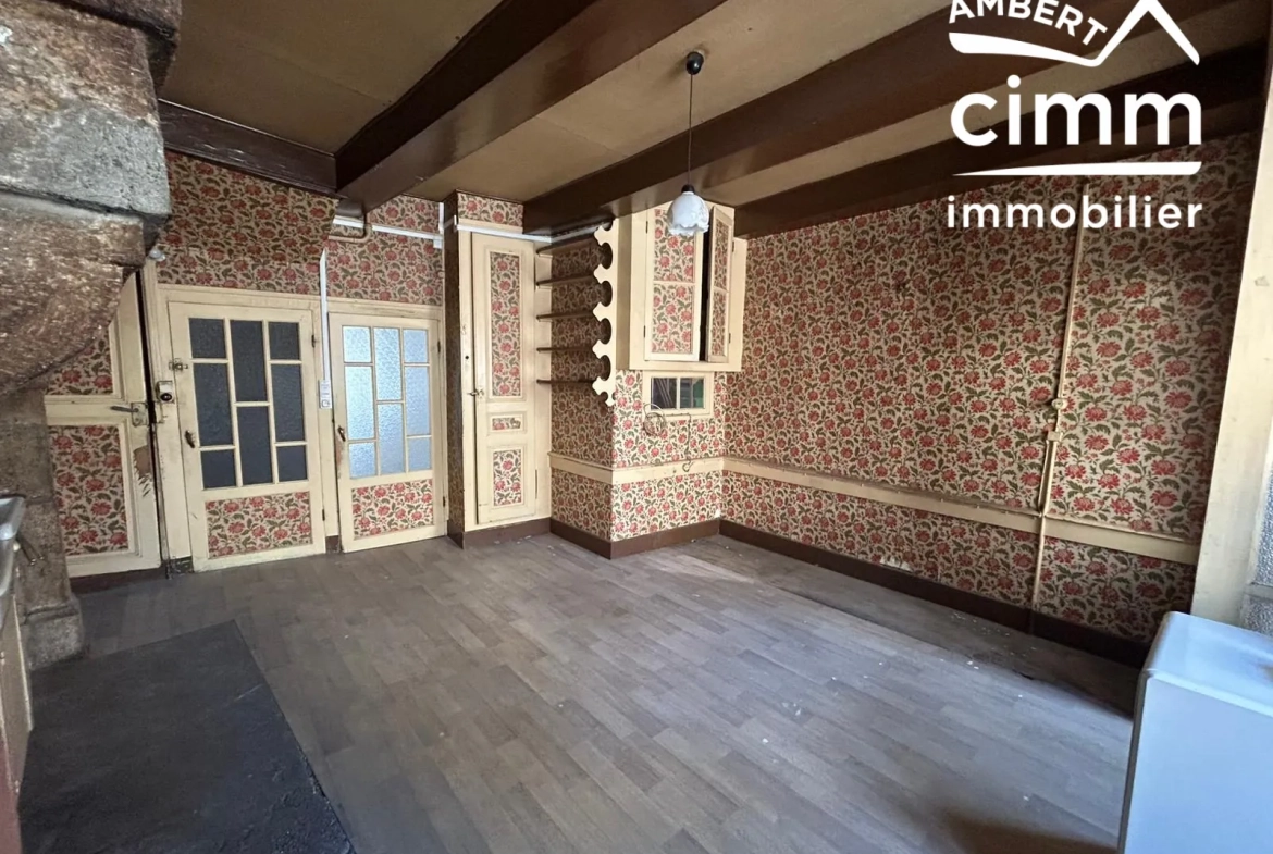 Maison de ville à Arlanc à rénover avec garage et potentiel d'aménagement 