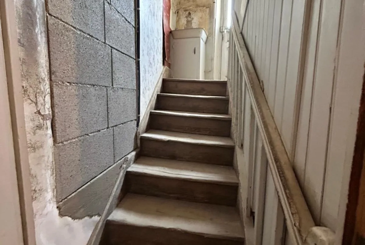 Maison de ville à Arlanc à rénover avec garage et potentiel d'aménagement 