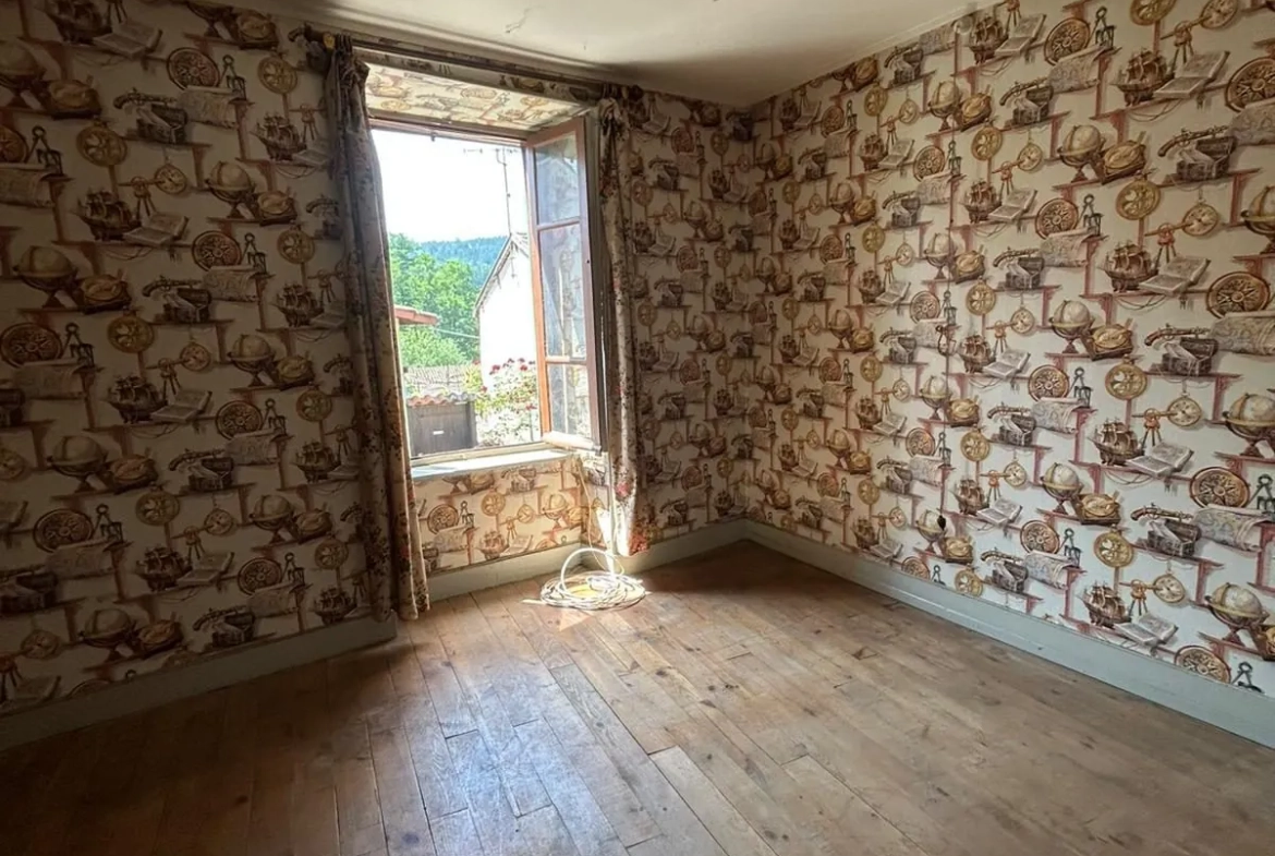 Maison de ville à Arlanc à rénover avec garage et potentiel d'aménagement 