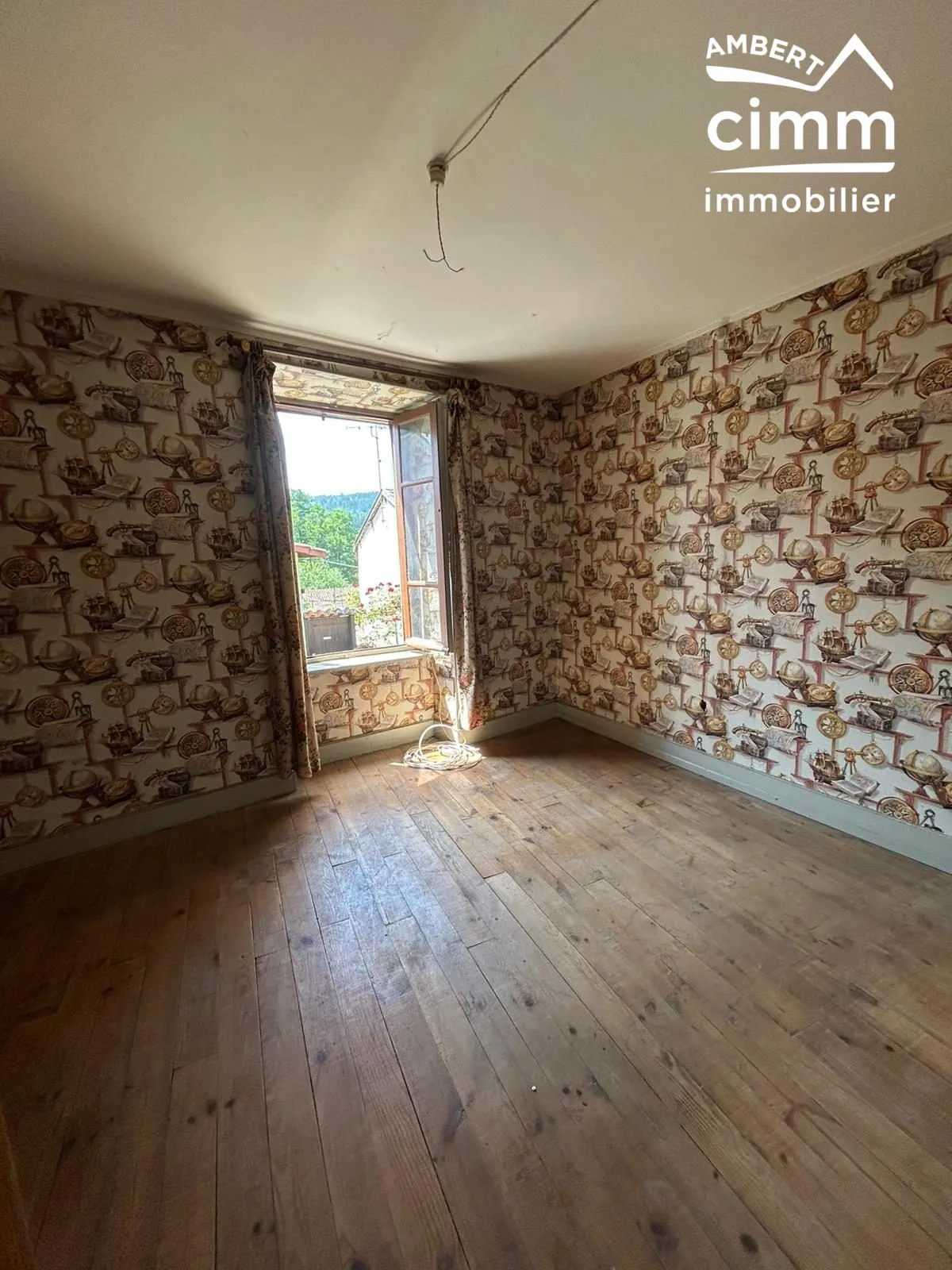 Maison de ville à Arlanc à rénover avec garage et potentiel d'aménagement 