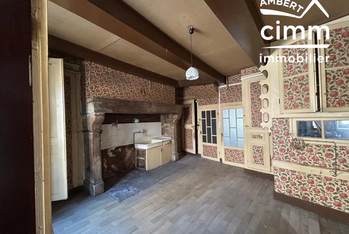 Maison de ville à Arlanc à rénover avec garage et potentiel d'aménagement 