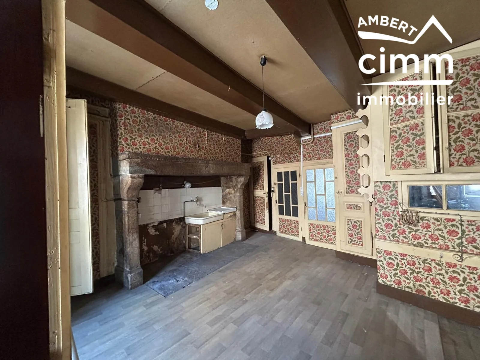 Maison de ville à Arlanc à rénover avec garage et potentiel d'aménagement 