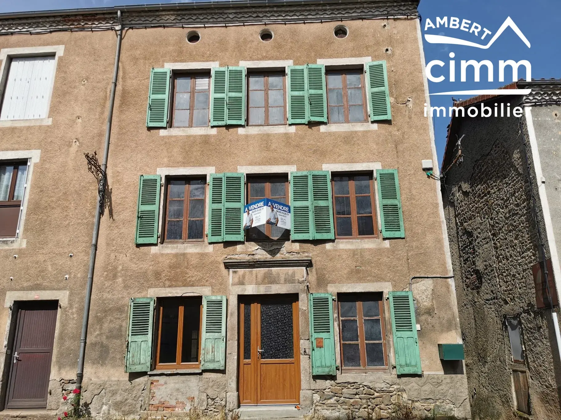 Maison de ville à Arlanc à rénover avec garage et potentiel d'aménagement 