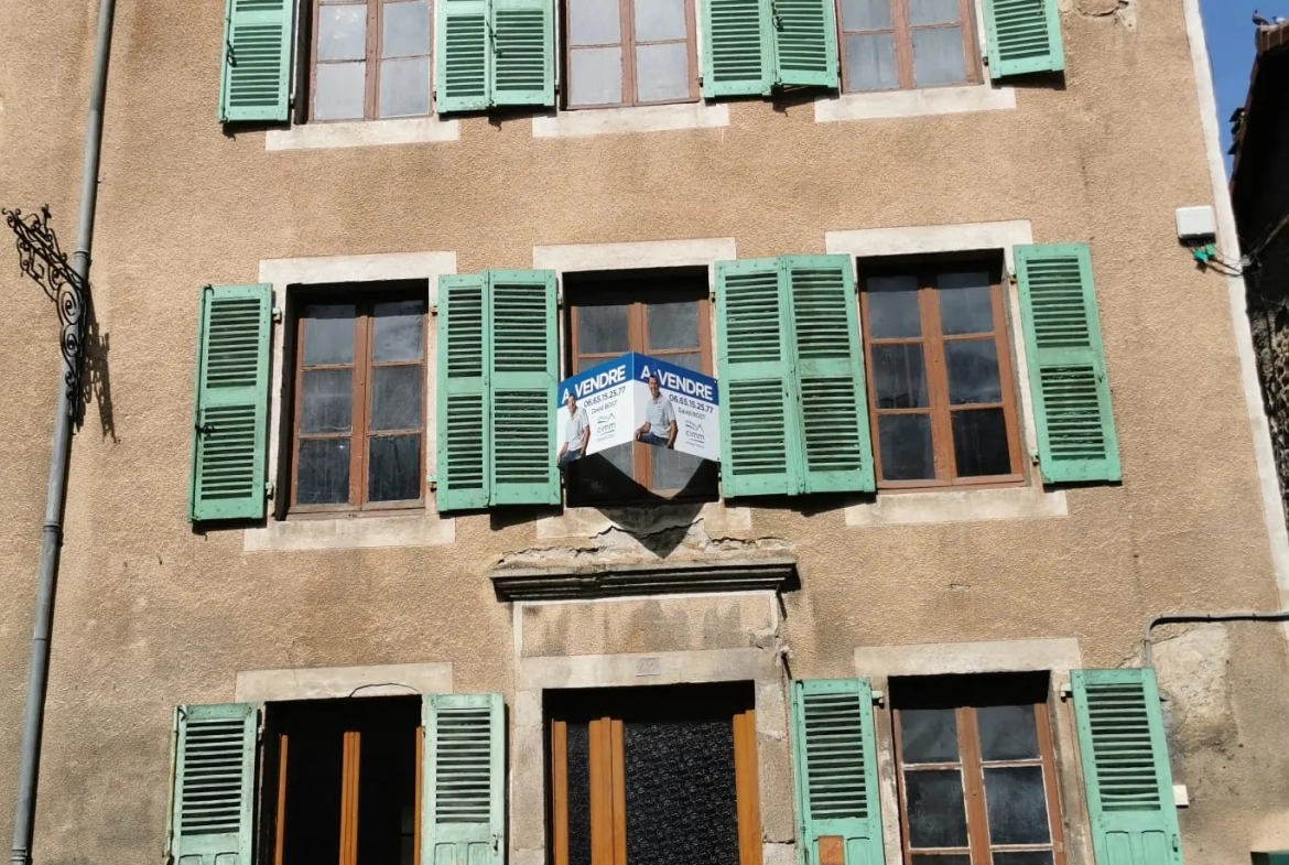 Maison de ville à Arlanc à rénover avec garage et potentiel d'aménagement 