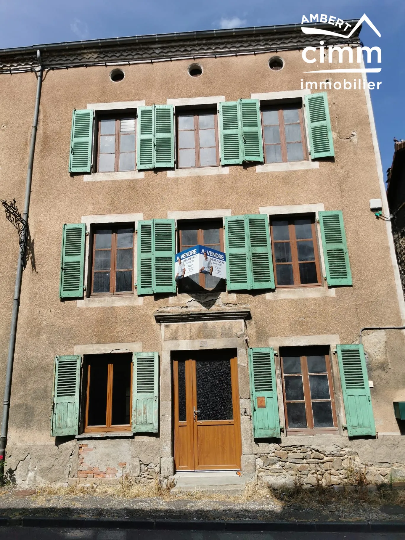 Maison de ville à Arlanc à rénover avec garage et potentiel d'aménagement 
