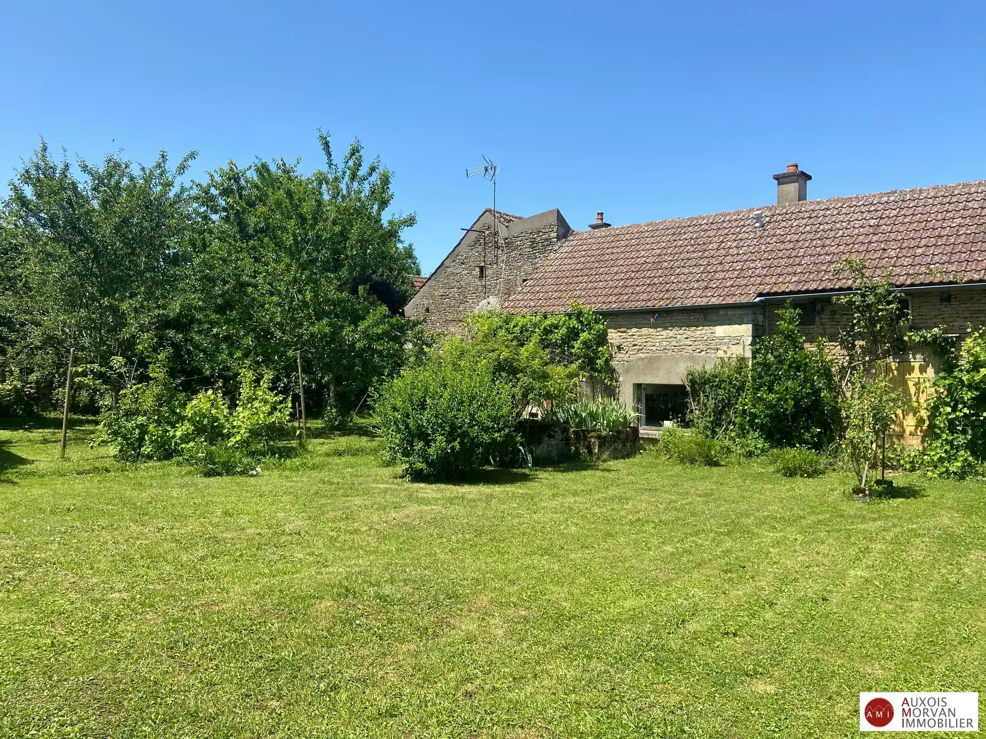 Maison à rénover entre Avallon et Montbard avec jardin et dépendance 