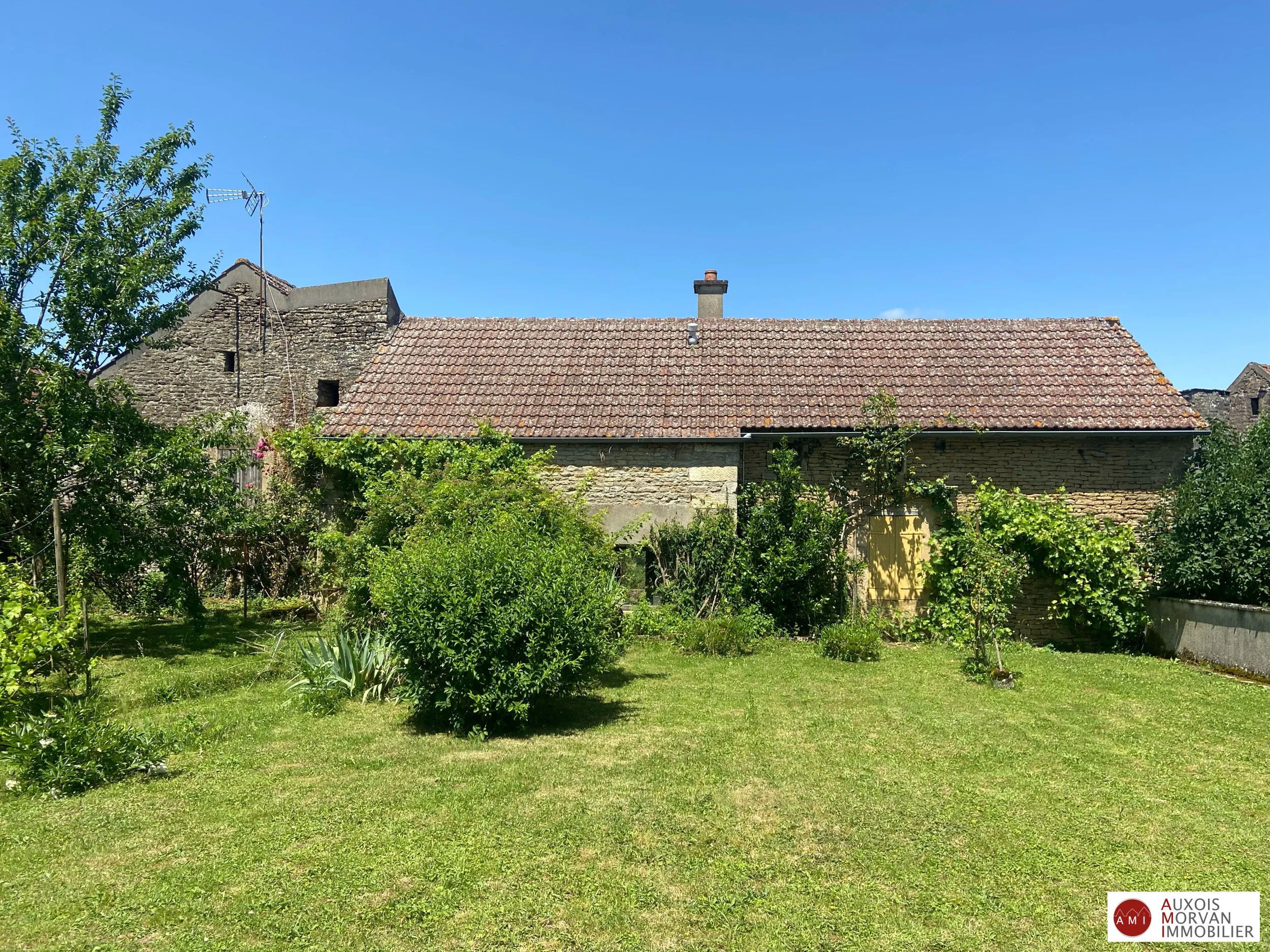 Maison à rénover entre Avallon et Montbard avec jardin et dépendance 