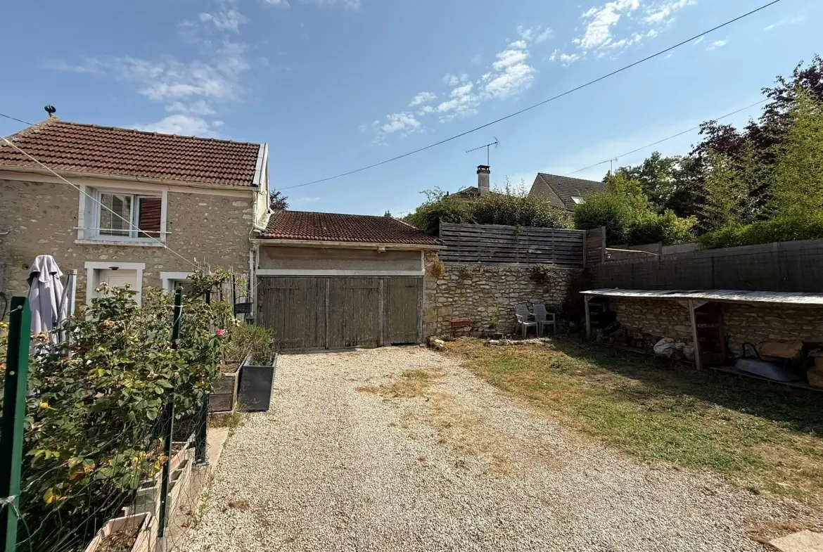 Maison en pierre à Étampes avec appartement T2, jardin et garage 