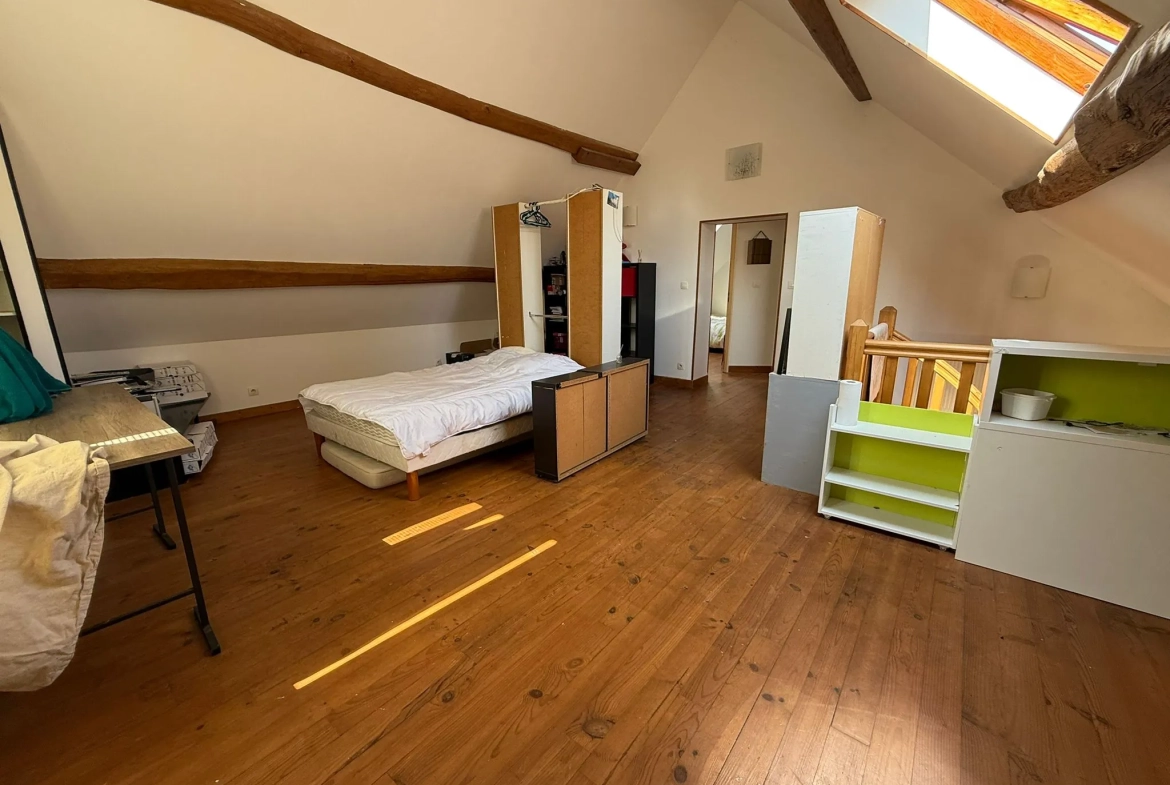 Maison en pierre à Étampes avec appartement T2, jardin et garage 