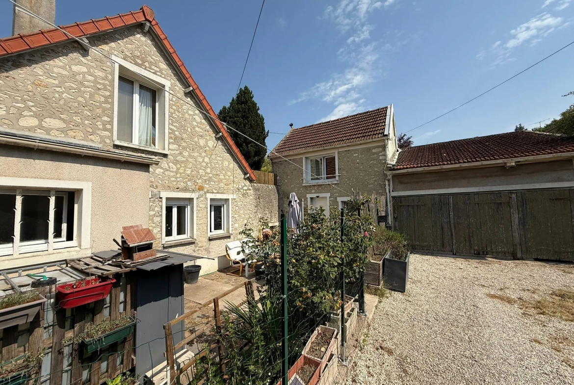 Maison en pierre à Étampes avec appartement T2, jardin et garage 