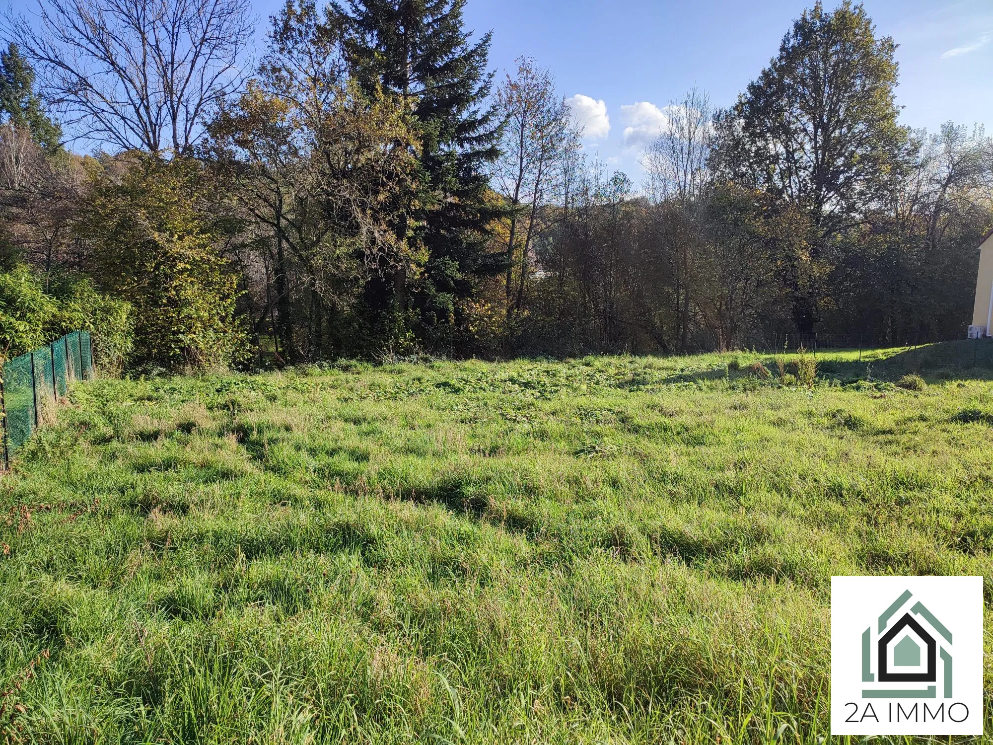 Terrain viabilisé de 903 m² à Pontaumur, idéal pour construction 