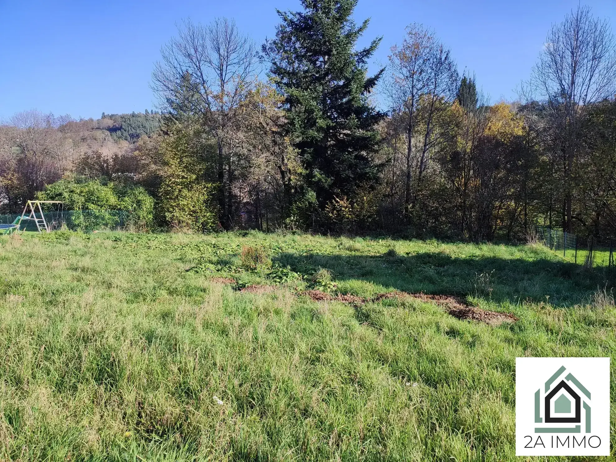 Terrain viabilisé de 903 m² à Pontaumur, idéal pour construction 