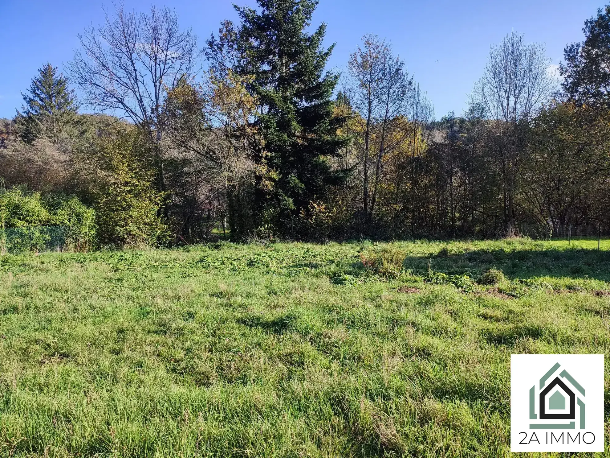 Terrain viabilisé de 903 m² à Pontaumur, idéal pour construction 