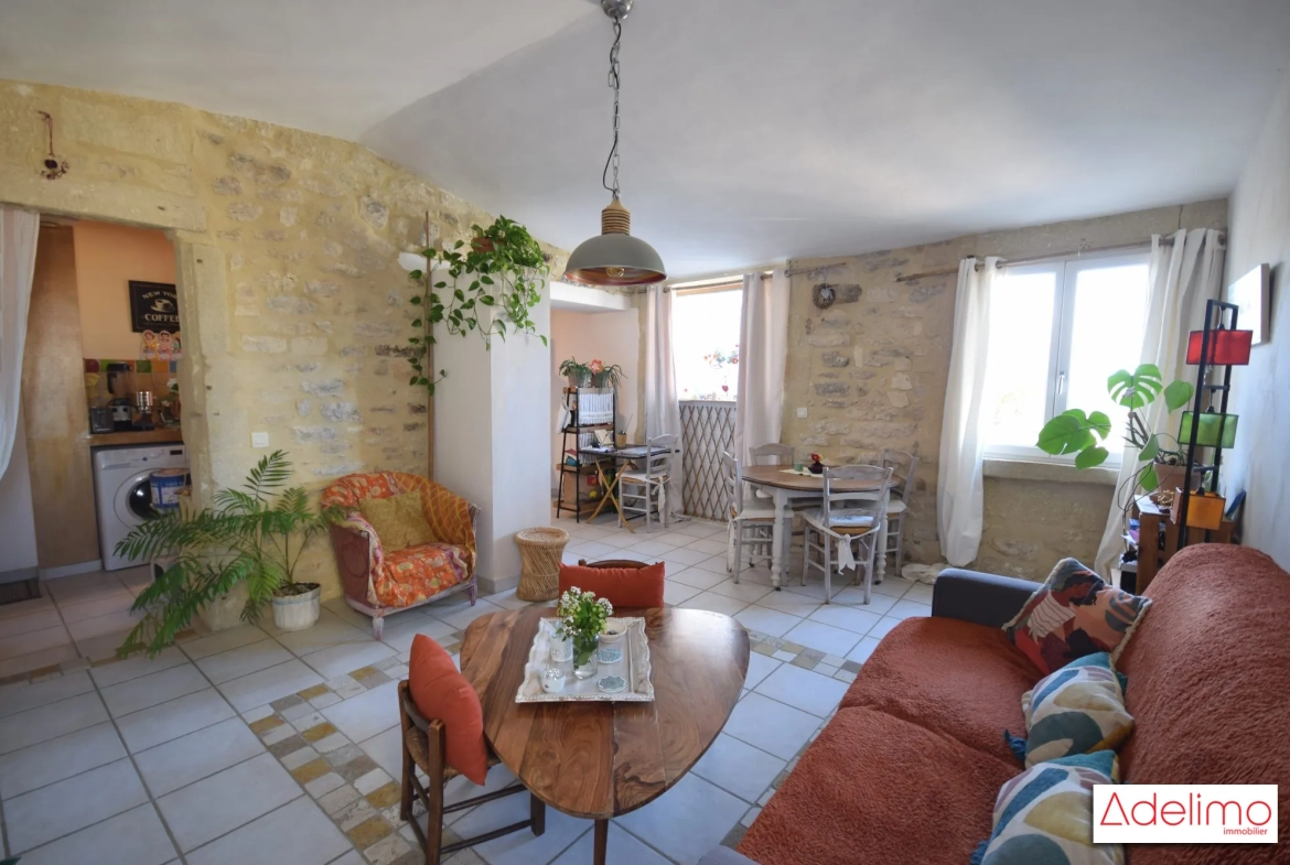 Pièce de vie avec le charme de la pierre  Magnifique appartement T3 de 75 m² au Château de Pondres à Villevieille 