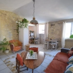 Pièce de vie avec le charme de la pierre  Magnifique appartement T3 de 75 m² au Château de Pondres à Villevieille