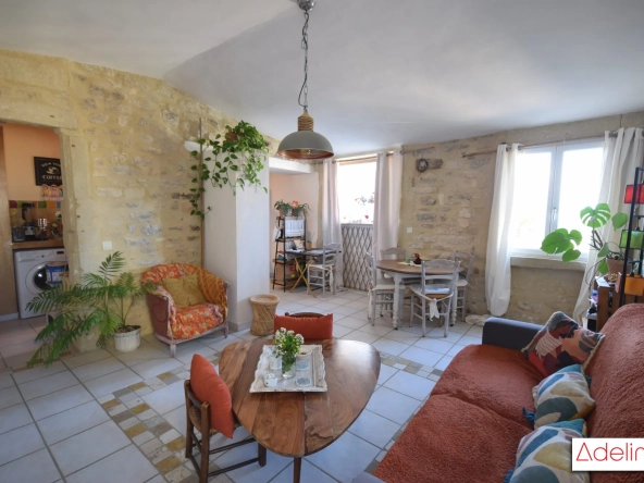 Pièce de vie avec le charme de la pierre  Magnifique appartement T3 de 75 m² au Château de Pondres à Villevieille