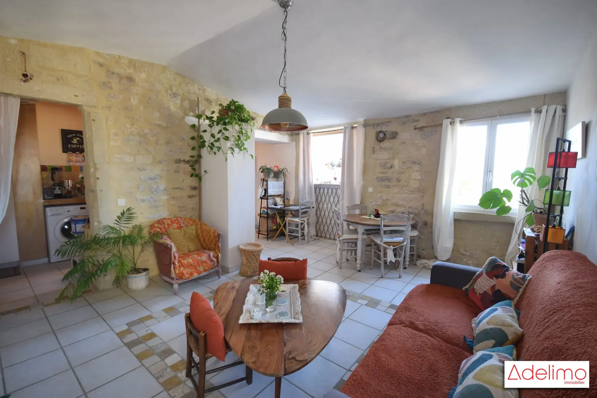 Pièce de vie avec le charme de la pierre  Magnifique appartement T3 de 75 m² au Château de Pondres à Villevieille 