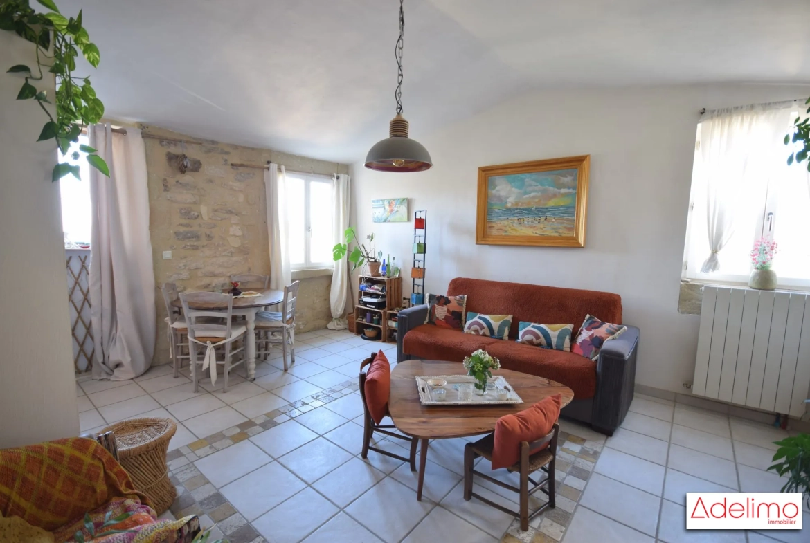 Coté salon avec belle vue dominante  Magnifique appartement T3 de 75 m² au Château de Pondres à Villevieille 