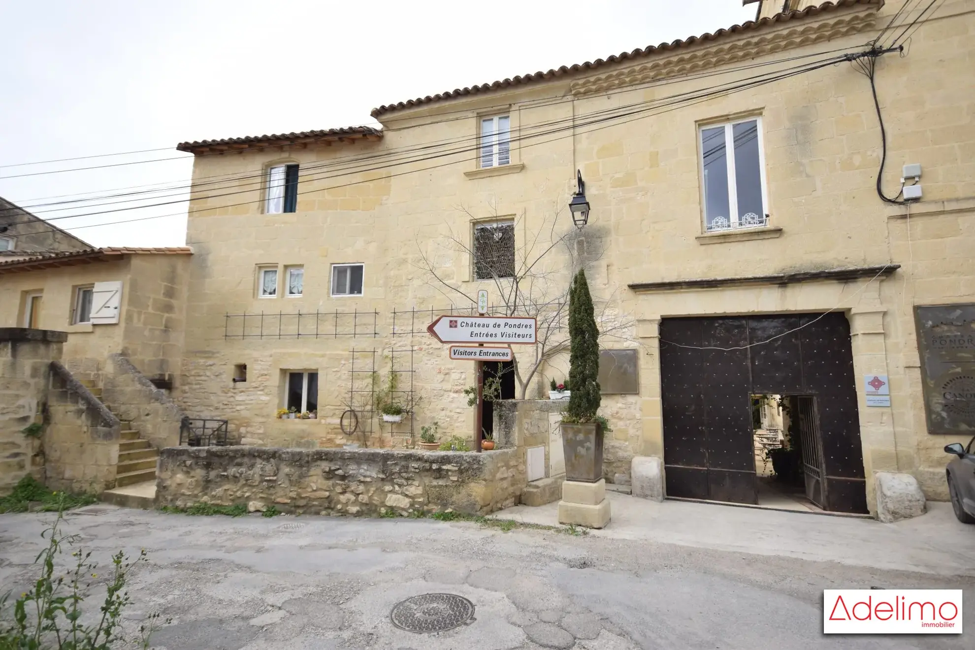 fenetre donnant sur entree du chateau Magnifique appartement T3 de 75 m² au Château de Pondres à Villevieille 