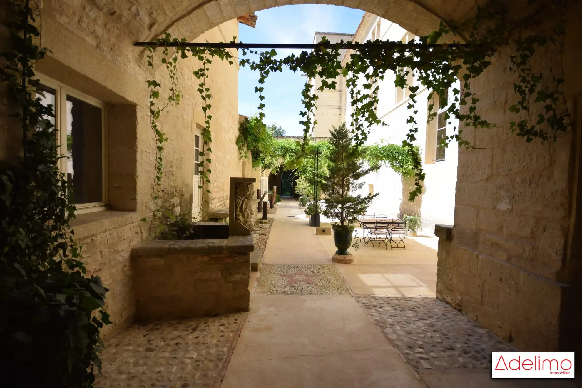 cour interieur du château Magnifique appartement T3 de 75 m² au Château de Pondres à Villevieille 