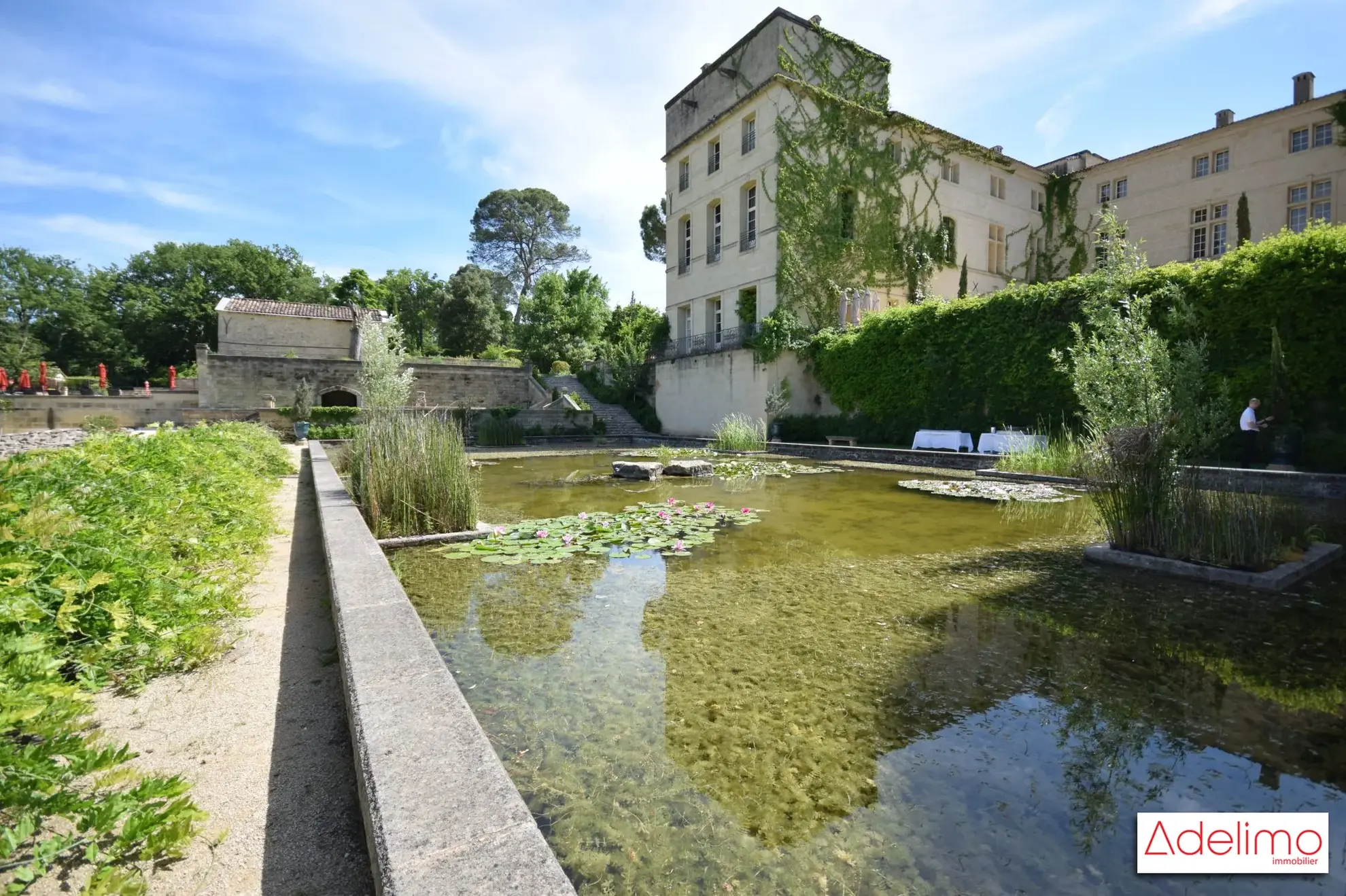 vue du chateau avec bassin en contrebas  Magnifique appartement T3 de 75 m² au Château de Pondres à Villevieille 