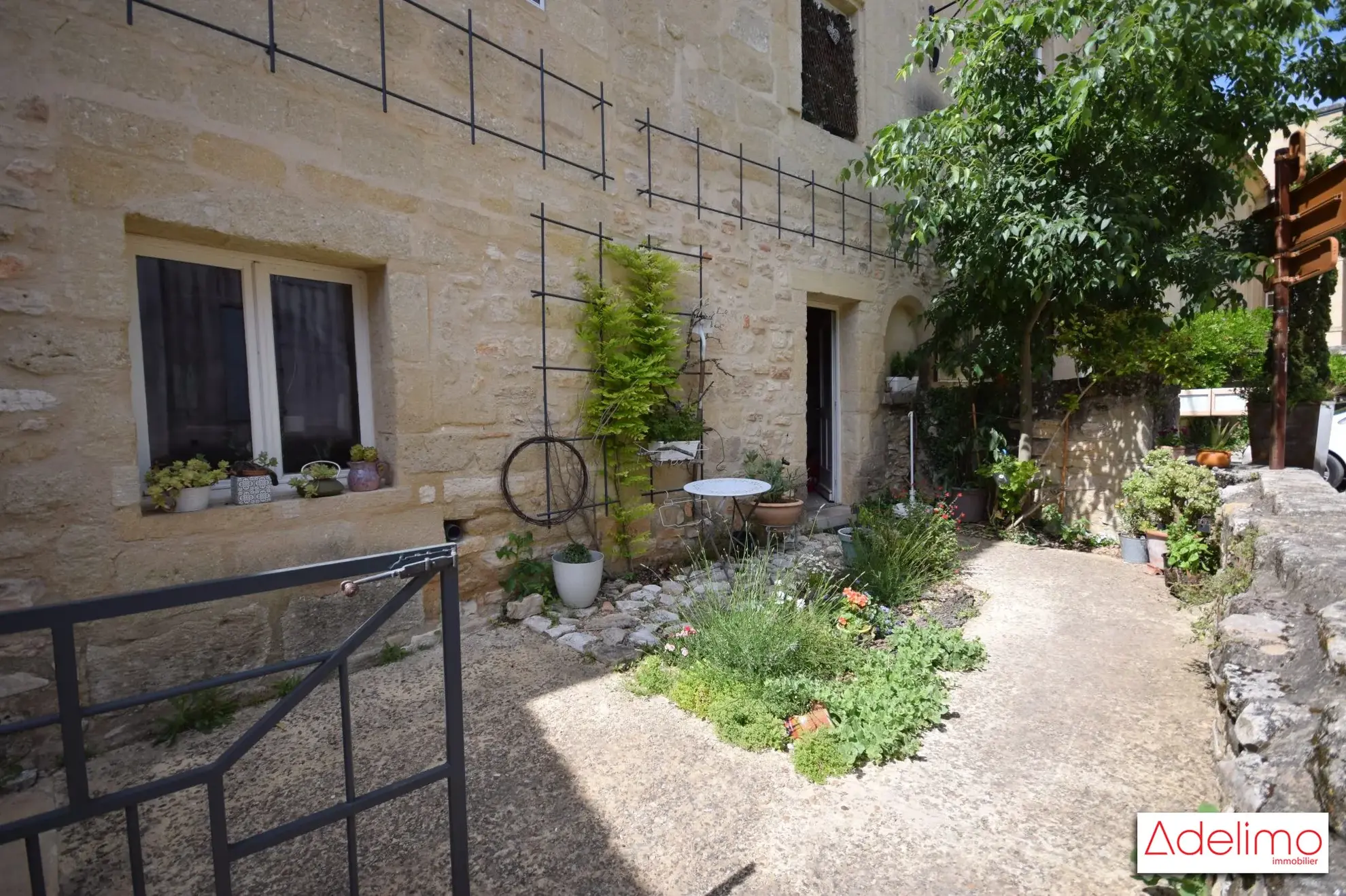 petite cour privative pour boire votre thé  Magnifique appartement T3 de 75 m² au Château de Pondres à Villevieille 