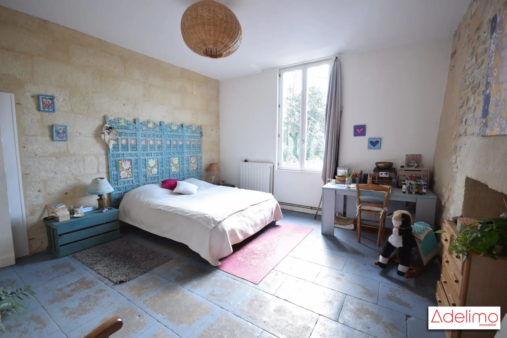chambre coté entree du chateau avec 2 placards Magnifique appartement T3 de 75 m² au Château de Pondres à Villevieille 