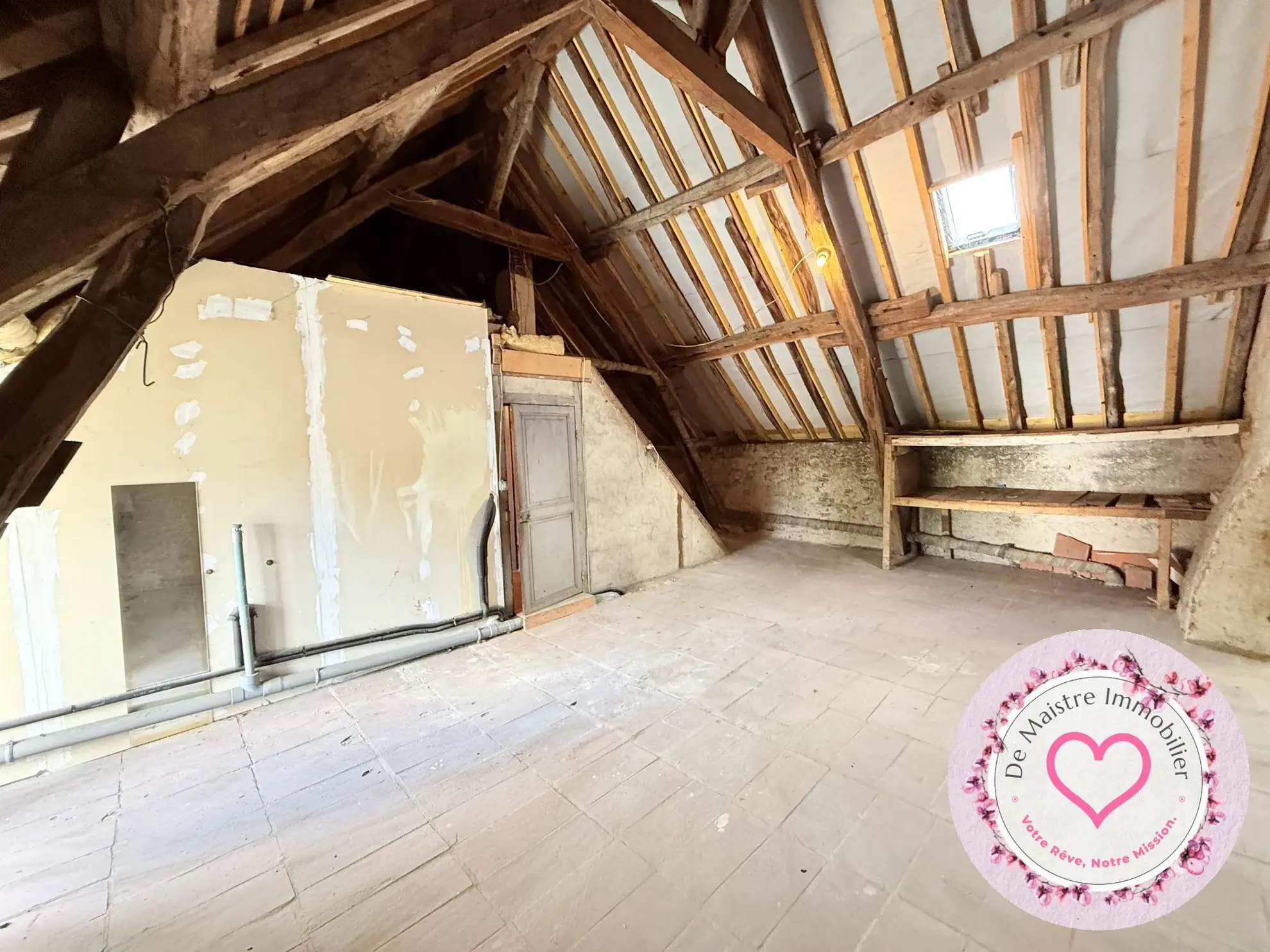 Maison de ville à Viglain avec 3 chambres et potentiel de rénovation 