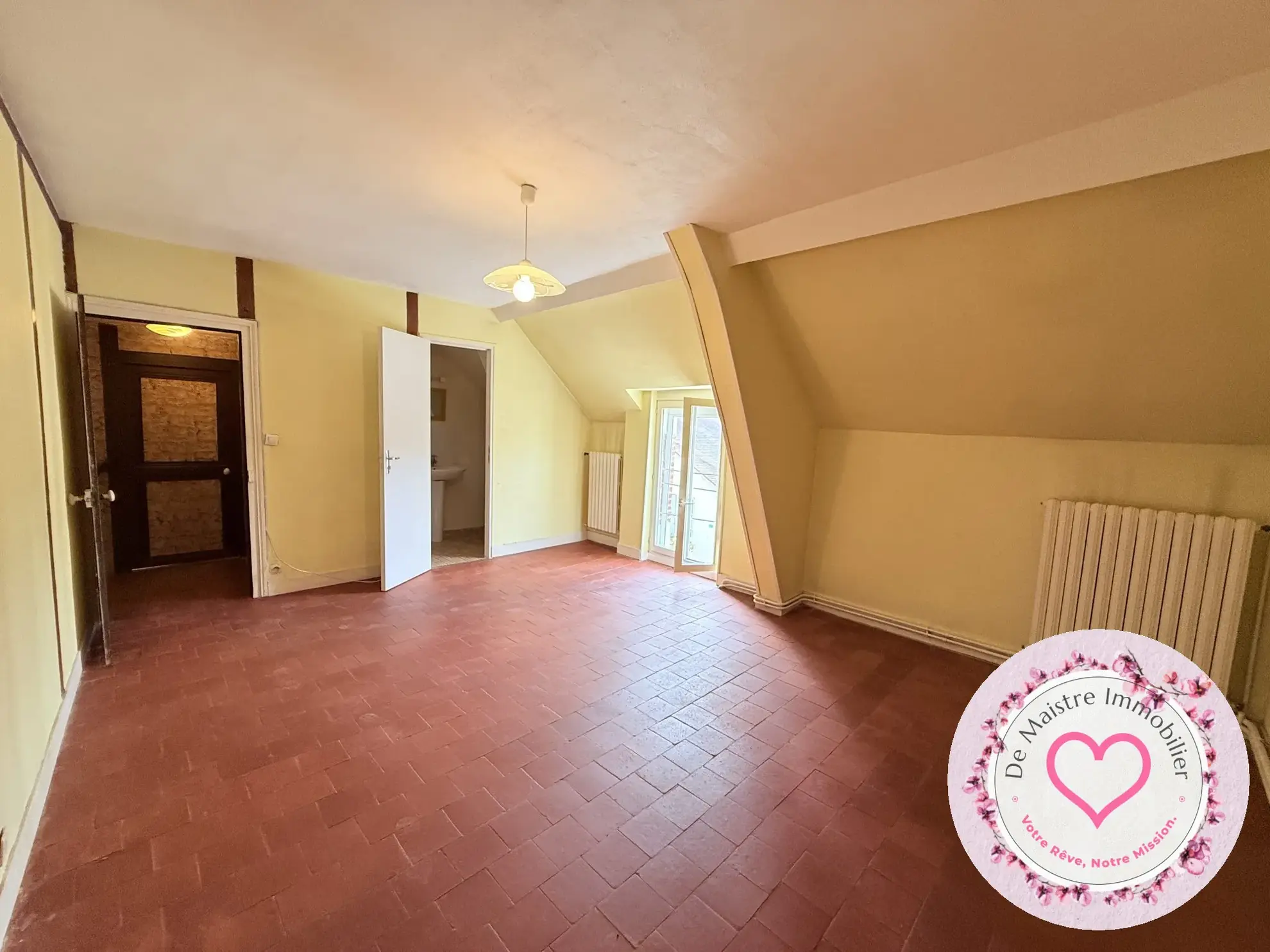 Maison de ville à Viglain avec 3 chambres et potentiel de rénovation 