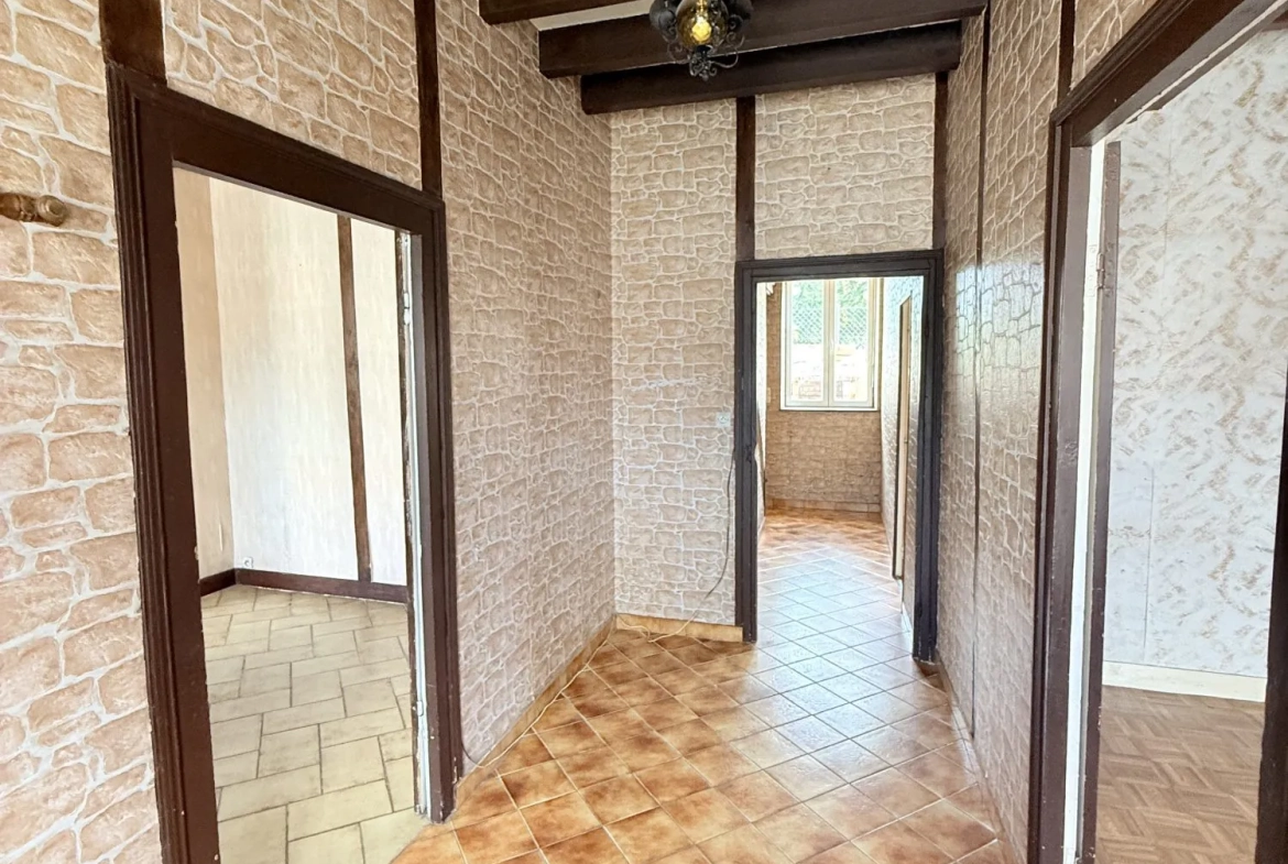 Maison de ville à Viglain avec 3 chambres et potentiel de rénovation 