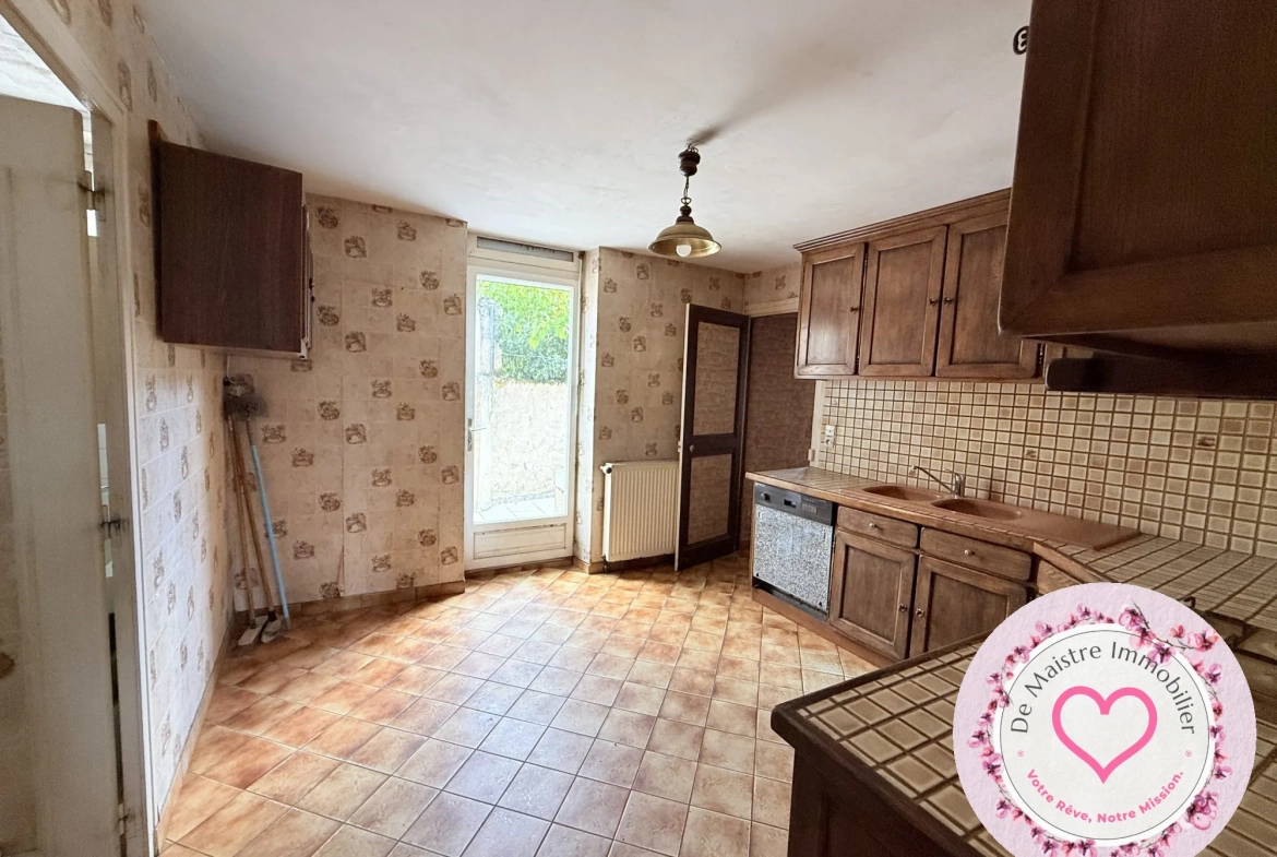 Maison de ville à Viglain avec 3 chambres et potentiel de rénovation 