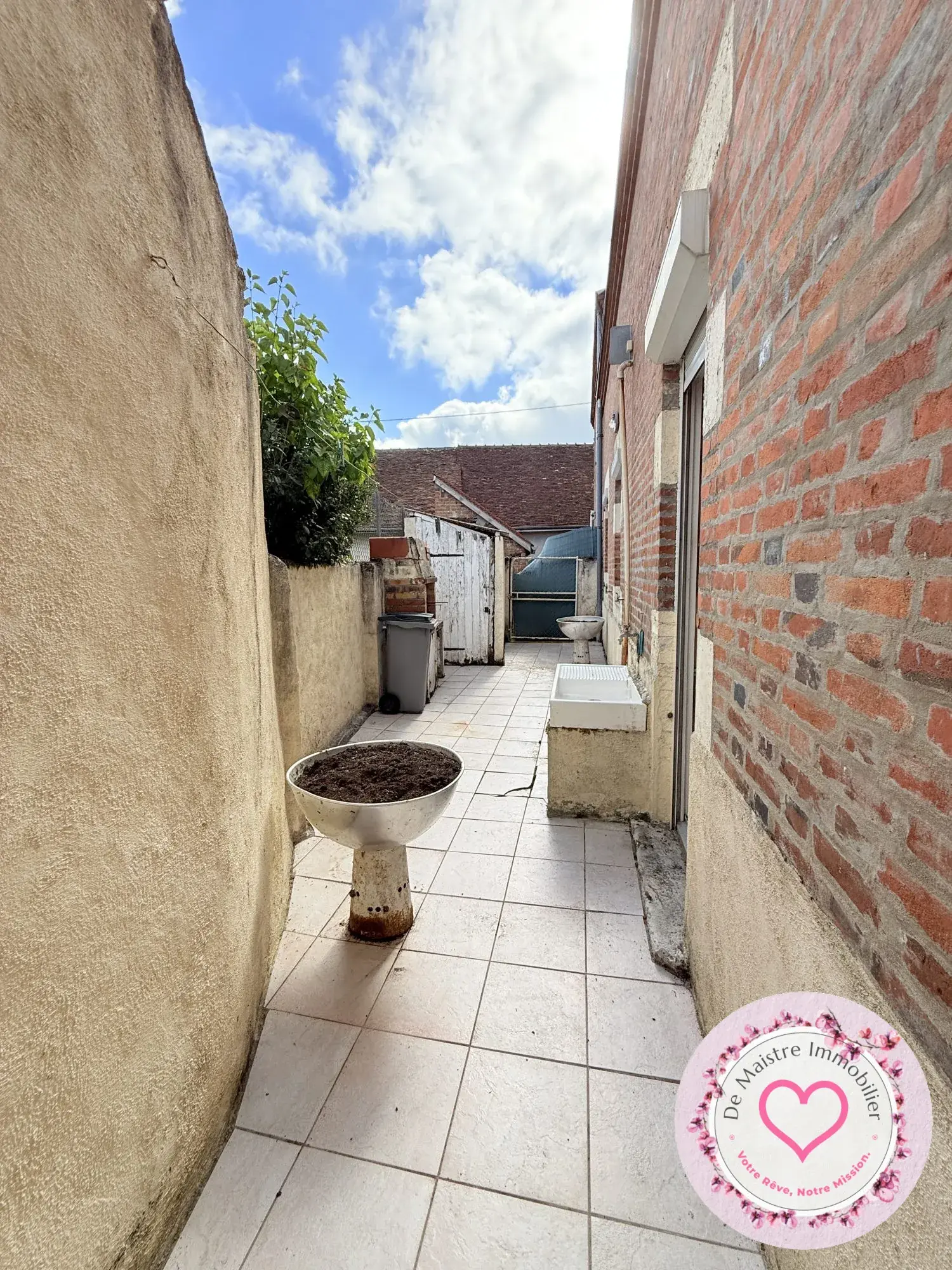 Maison de ville à Viglain avec 3 chambres et potentiel de rénovation 