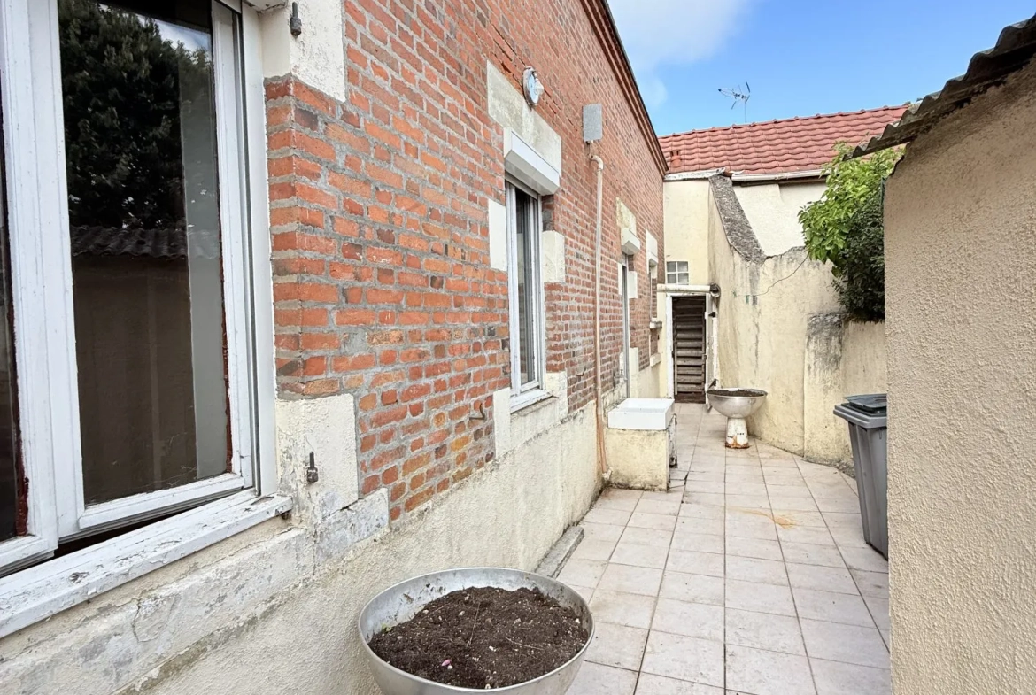 Maison de ville à Viglain avec 3 chambres et potentiel de rénovation 