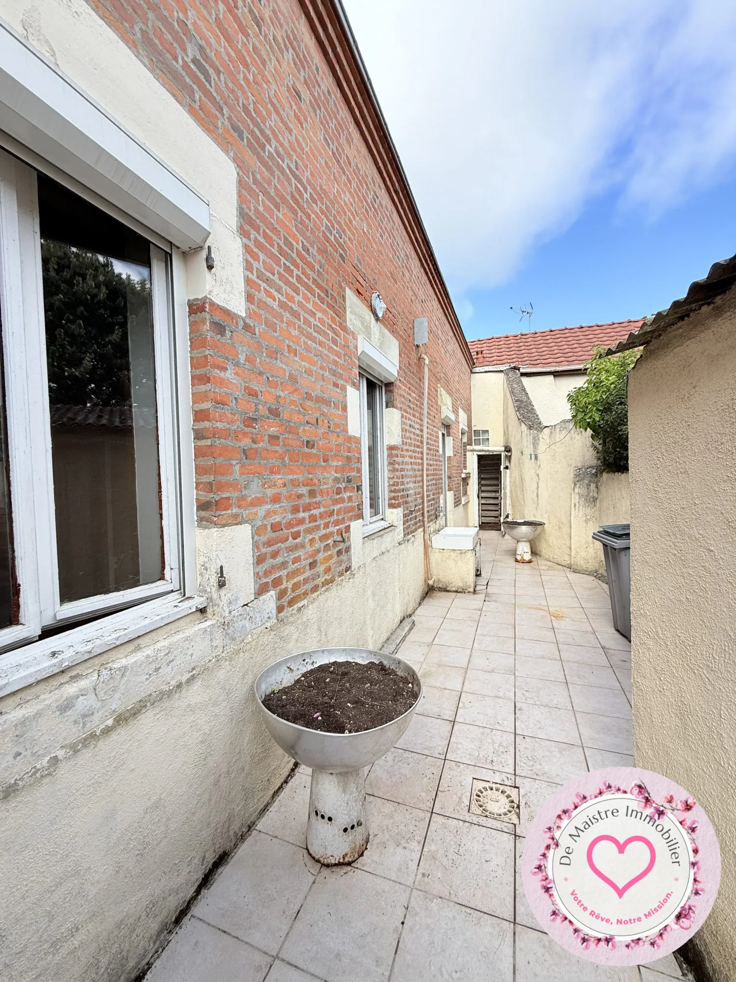 Maison de ville à Viglain avec 3 chambres et potentiel de rénovation 