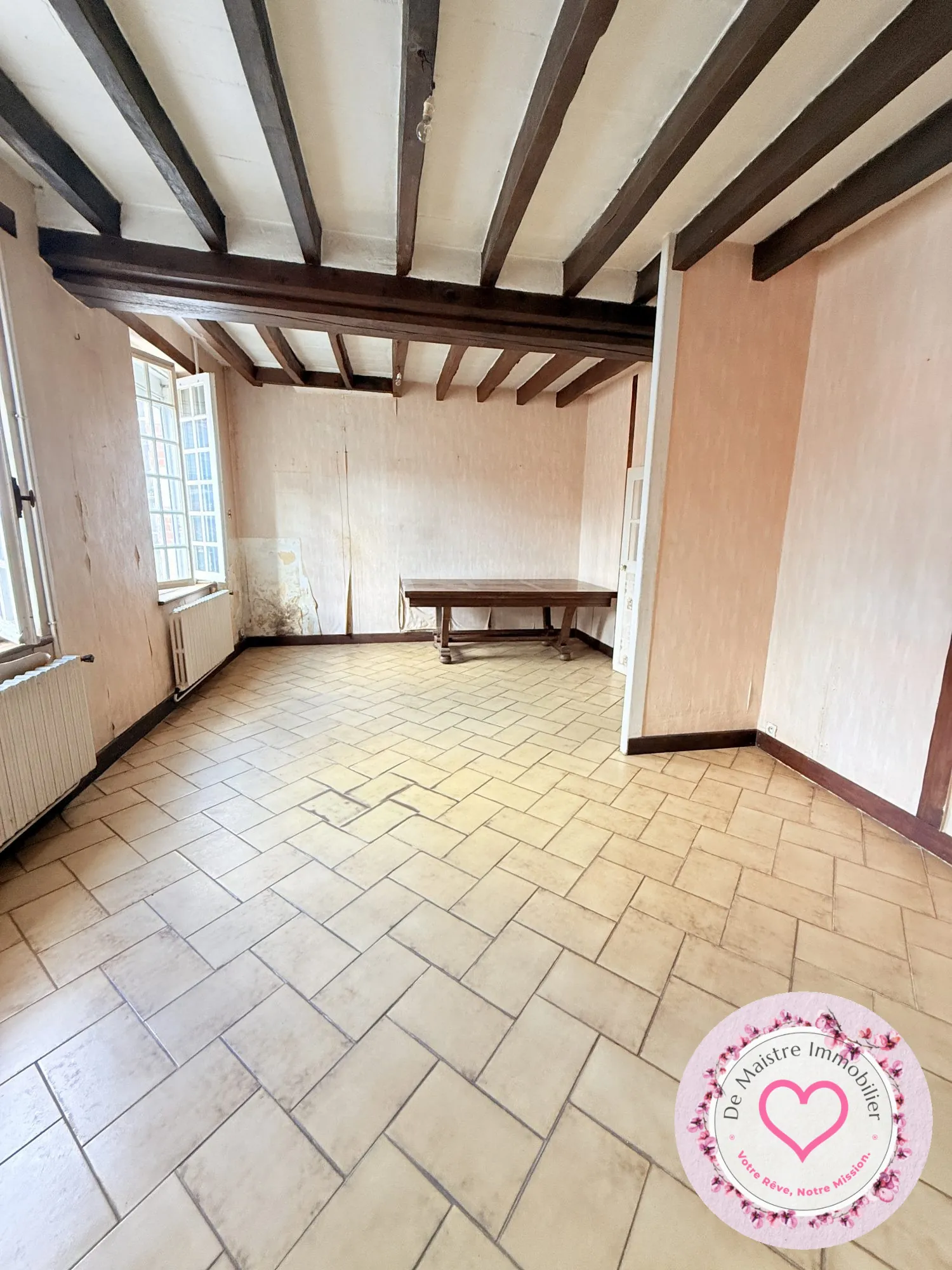 Maison de ville à Viglain avec 3 chambres et potentiel de rénovation 