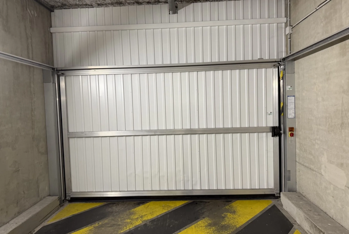Parking PMR à vendre ou louer à Lyon 8ème, sécurisé et conforme aux normes 