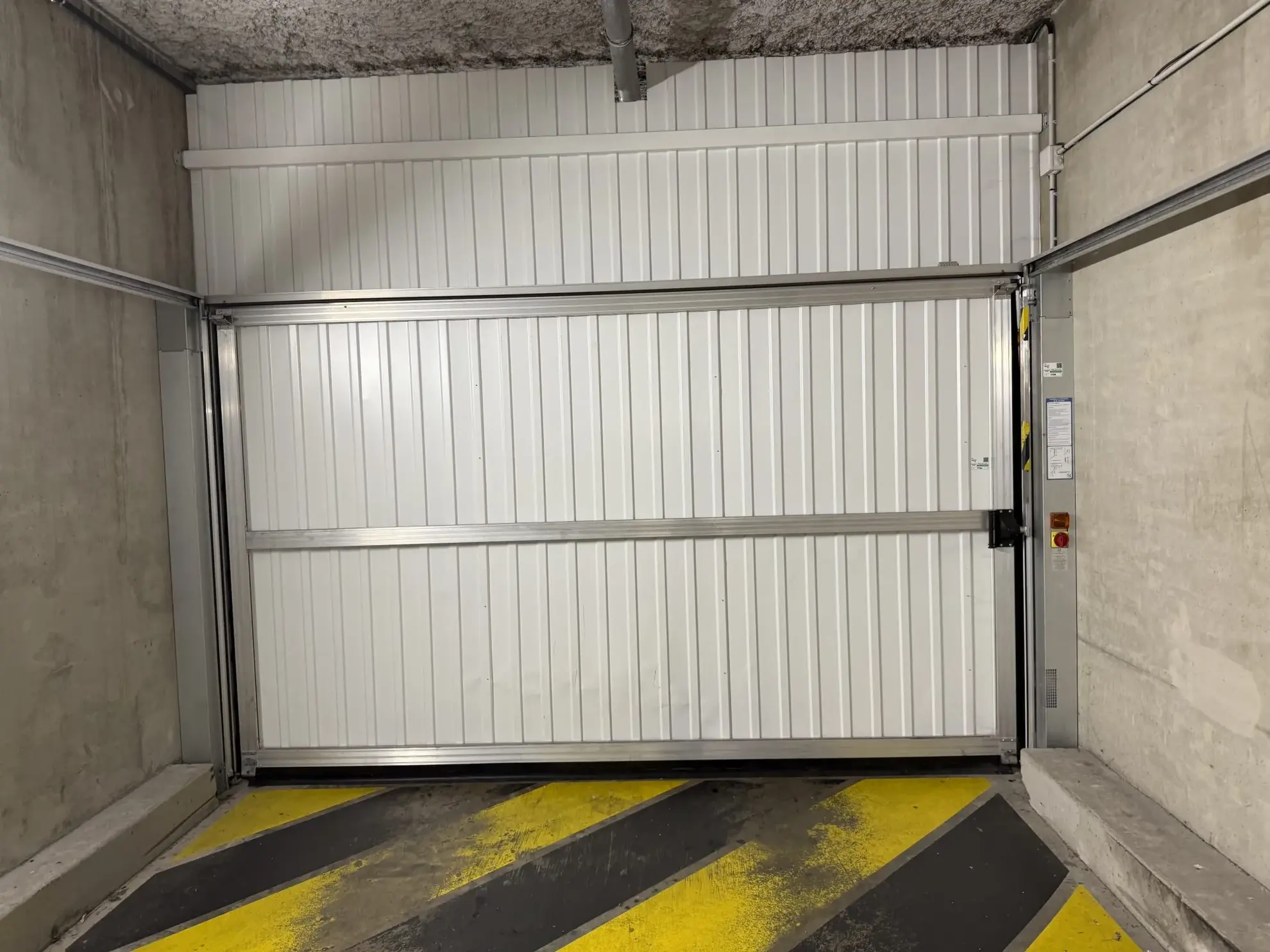 Parking PMR à vendre ou louer à Lyon 8ème, sécurisé et conforme aux normes 