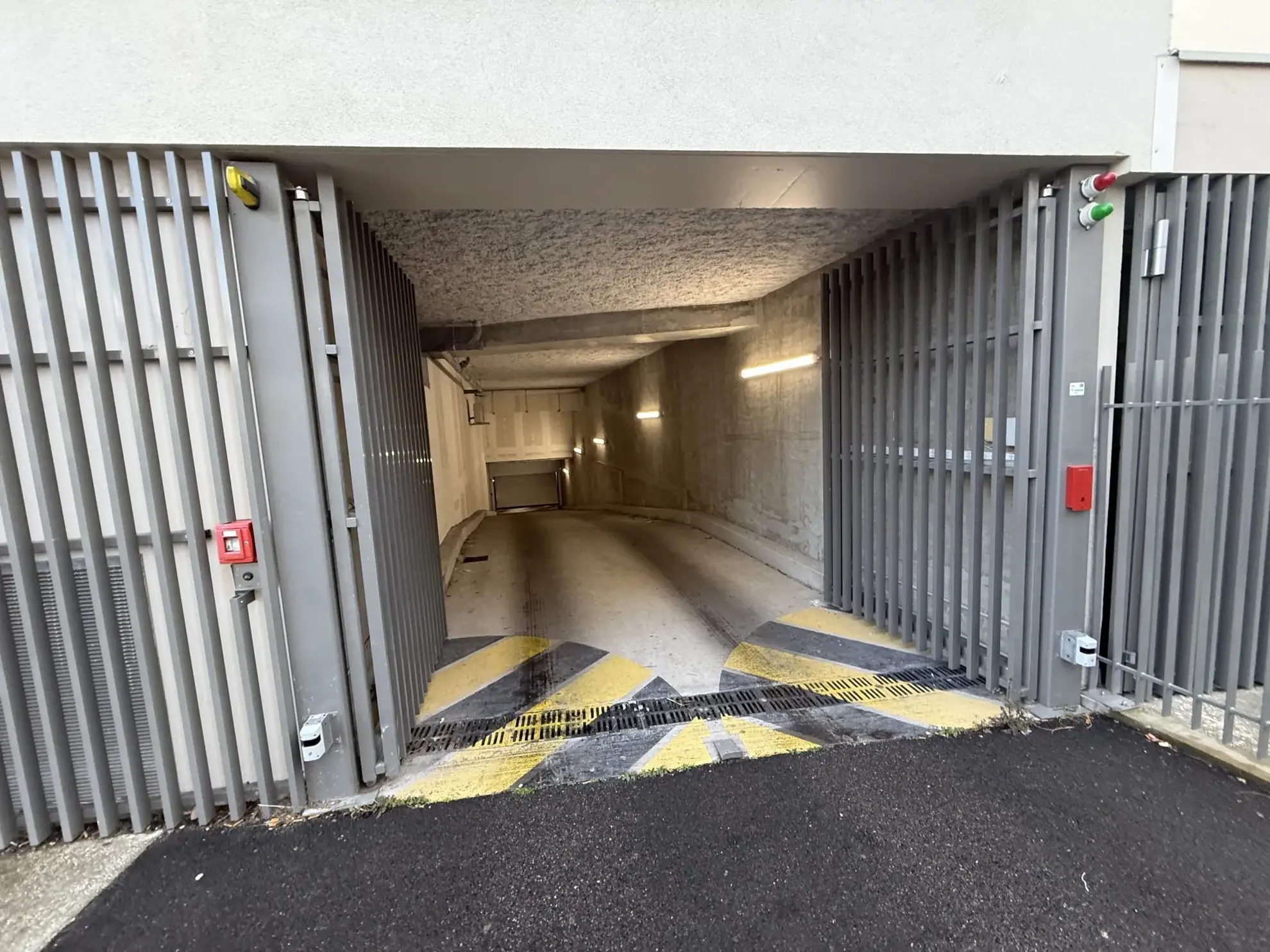 Parking PMR à vendre ou louer à Lyon 8ème, sécurisé et conforme aux normes 