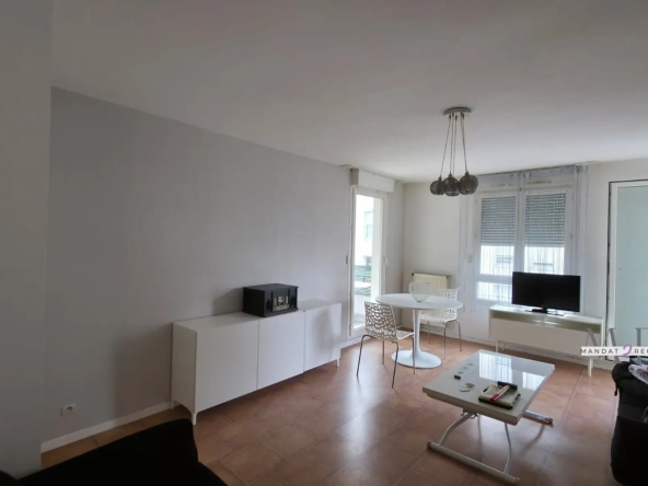 salon, salle à manger Appartement familial à rénover en hyper-centre de Noisy-le-Grand avec parking privatif