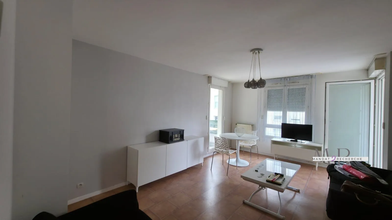 salon, salle à manger Appartement familial à rénover en hyper-centre de Noisy-le-Grand avec parking privatif 