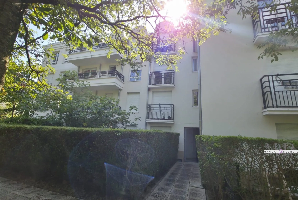 Appartement familial à rénover en hyper-centre de Noisy-le-Grand avec parking privatif 